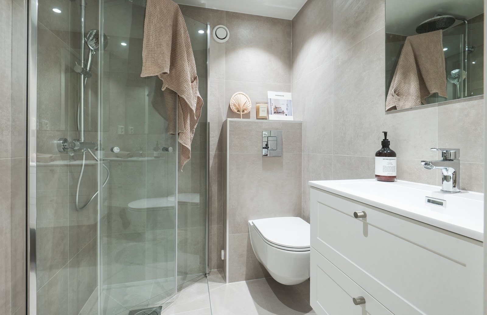 Delikat flislagt bad fra 2025 med gulvvarme og 60x60cm fliser på gulv og vegger Galleribilde