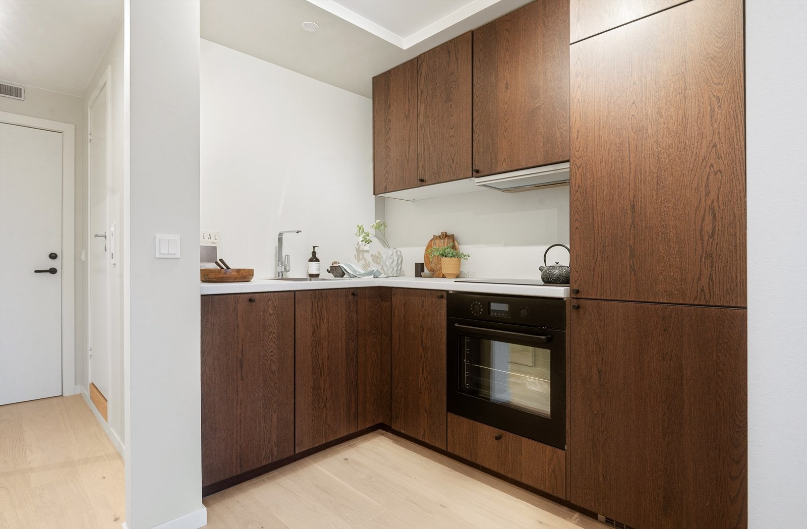 Videre er det inngang til badet fra gangen Galleribilde