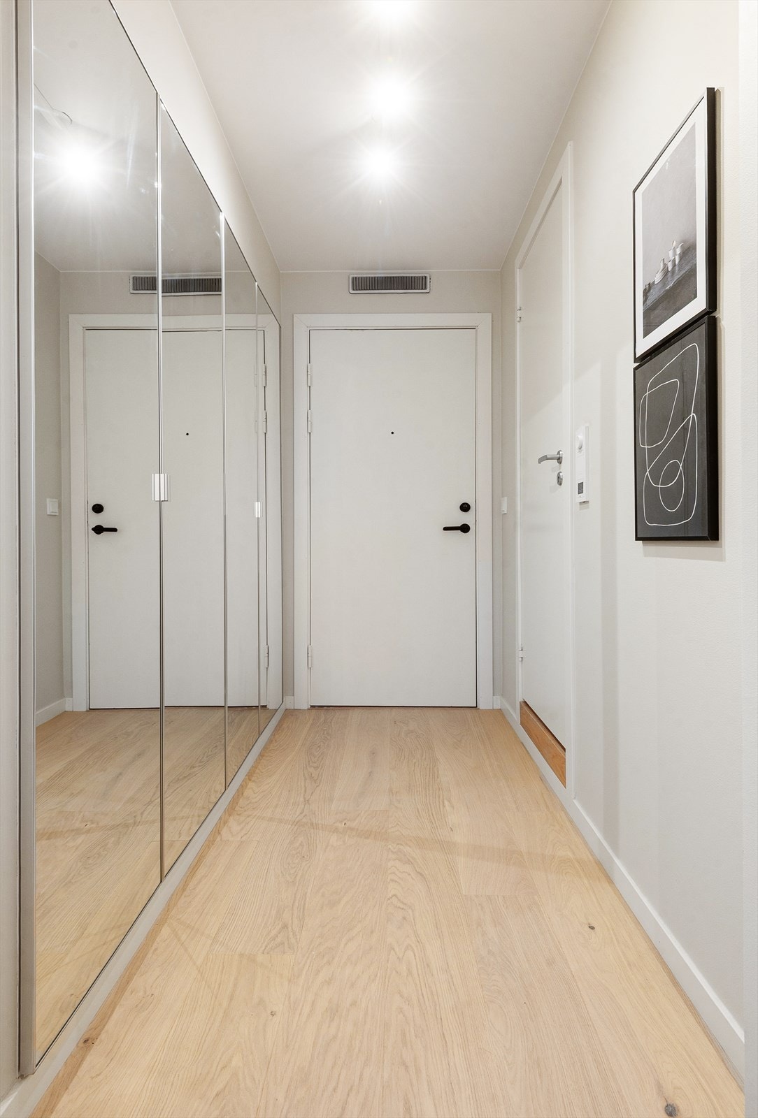 Innebygget garderobeskap med speilfronter Galleribilde