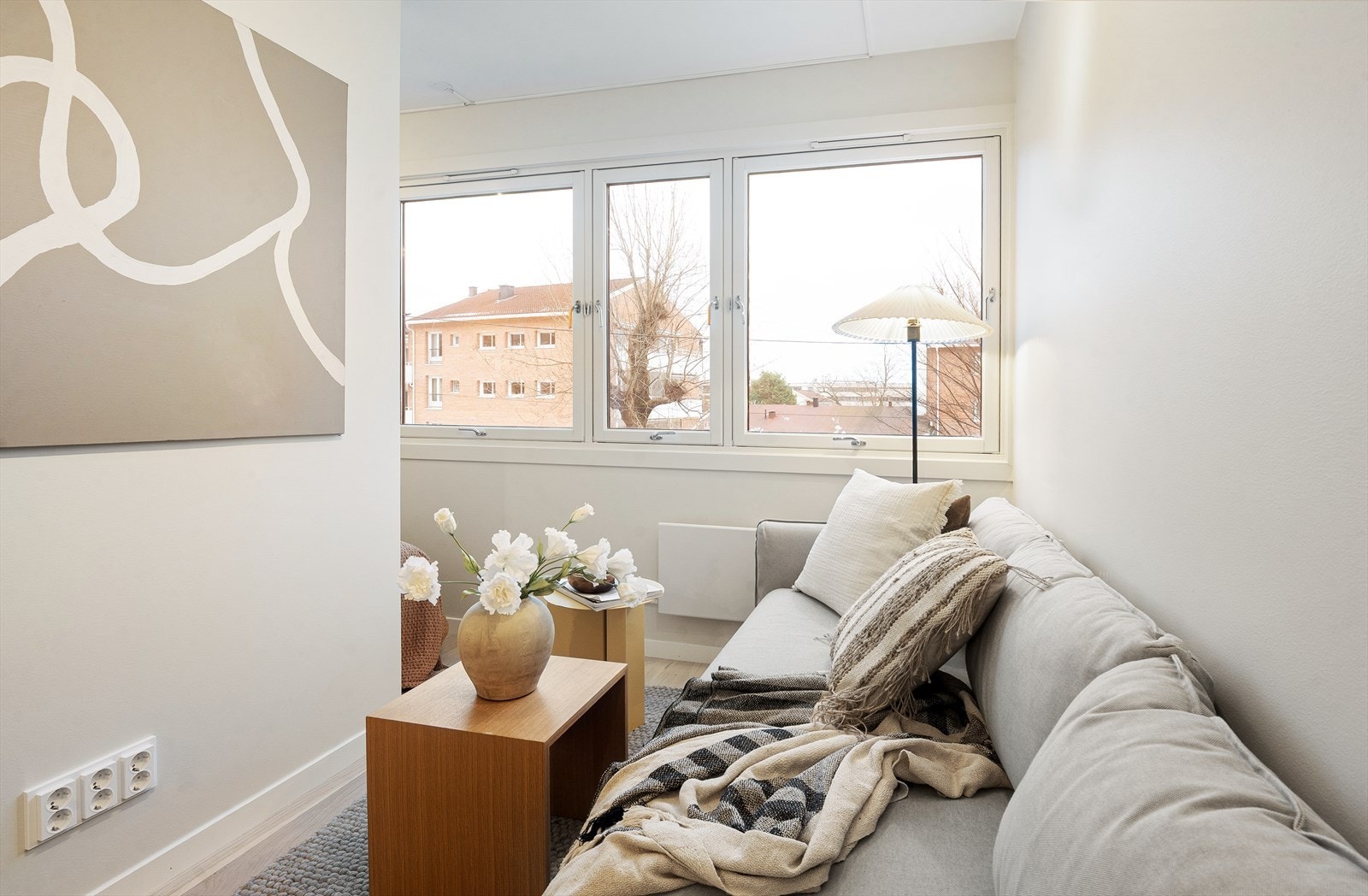 Store vindusflater sørger for godt med naturlig lys Galleribilde