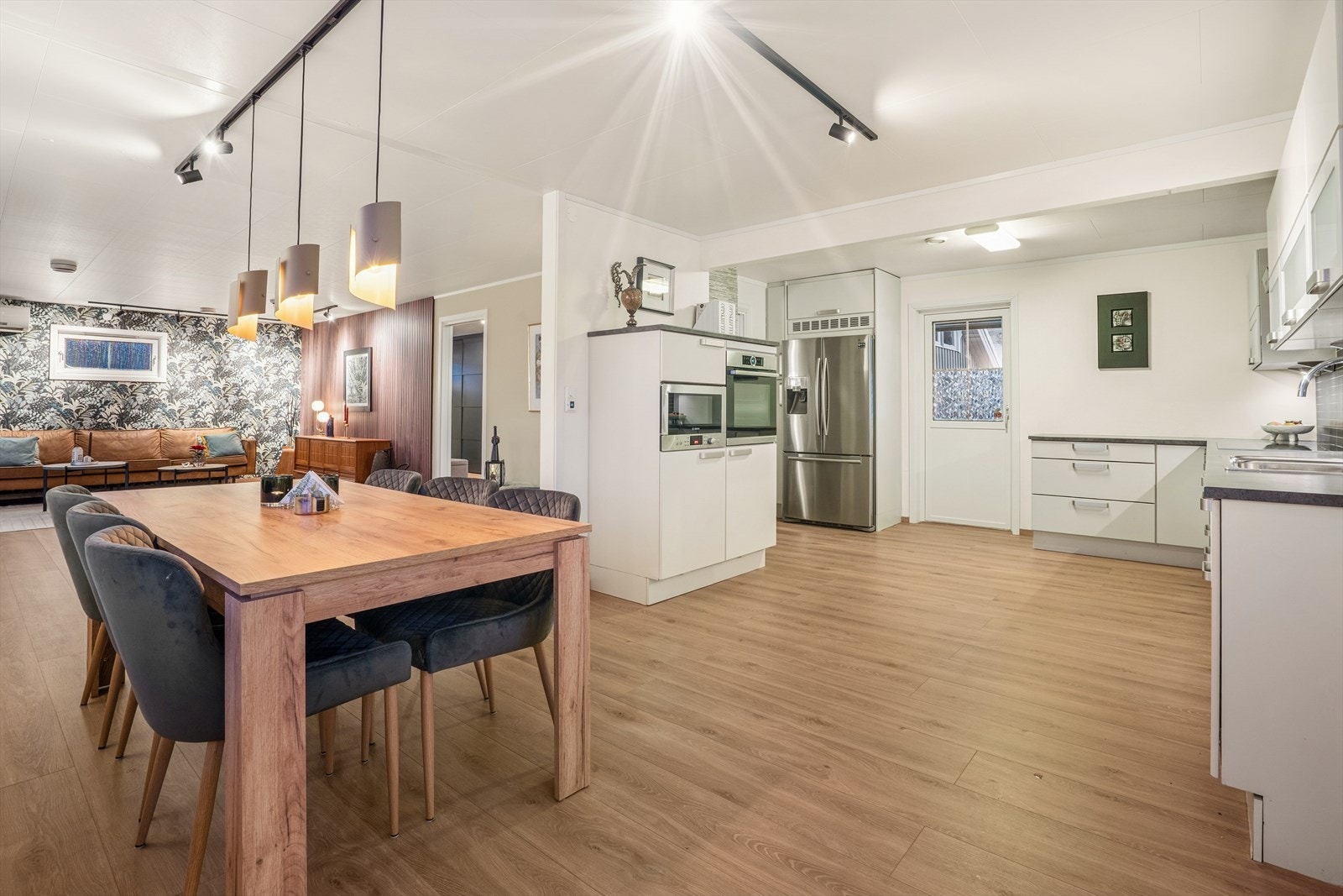 Stue, spisestue og kjøkken Galleribilde