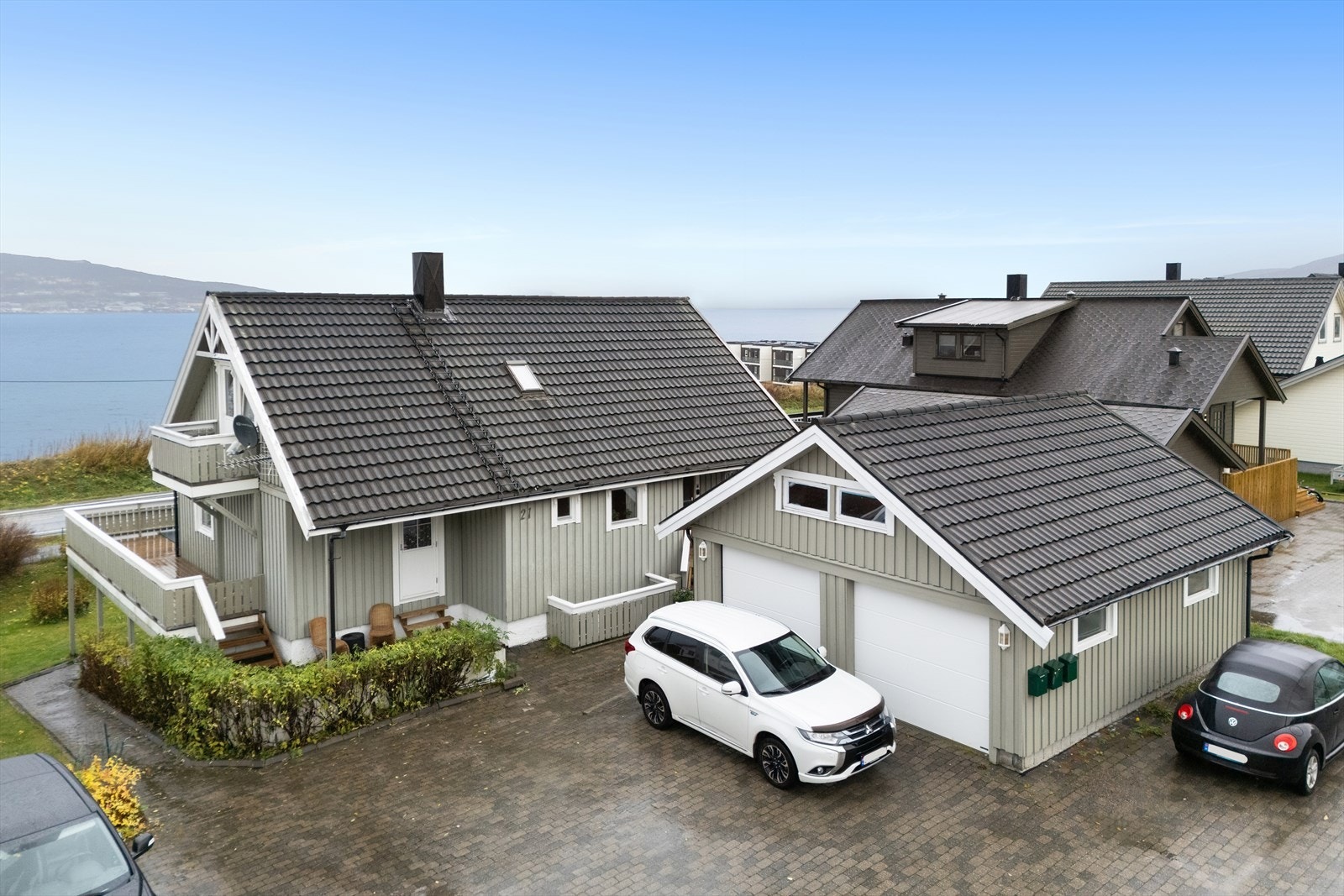 Svært stor adkomst med plass til minst 7 biler i tillegg til parkering i dobbel garasje Galleribilde