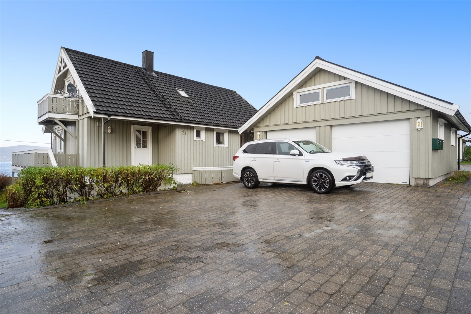 Garasje er også over 3 plan og har stort loft og en stor kjeller med stort potensiale Galleribilde