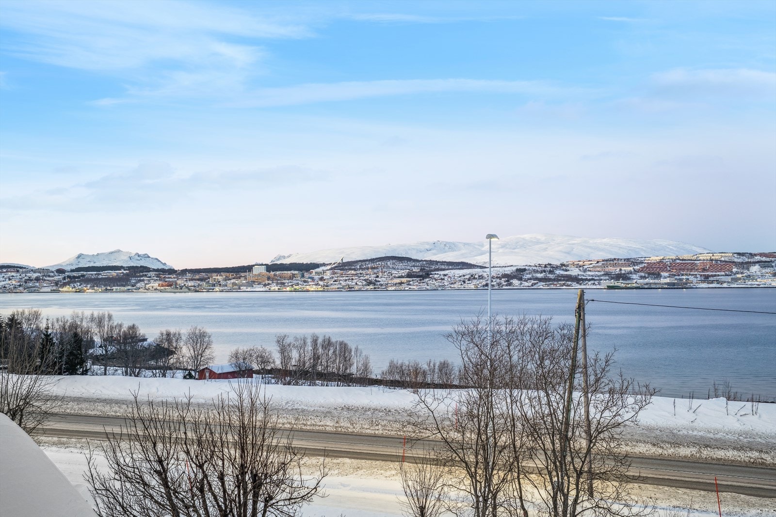 Utsikt mot vest over deler av Tromsøya og Tromsøysundet Galleribilde