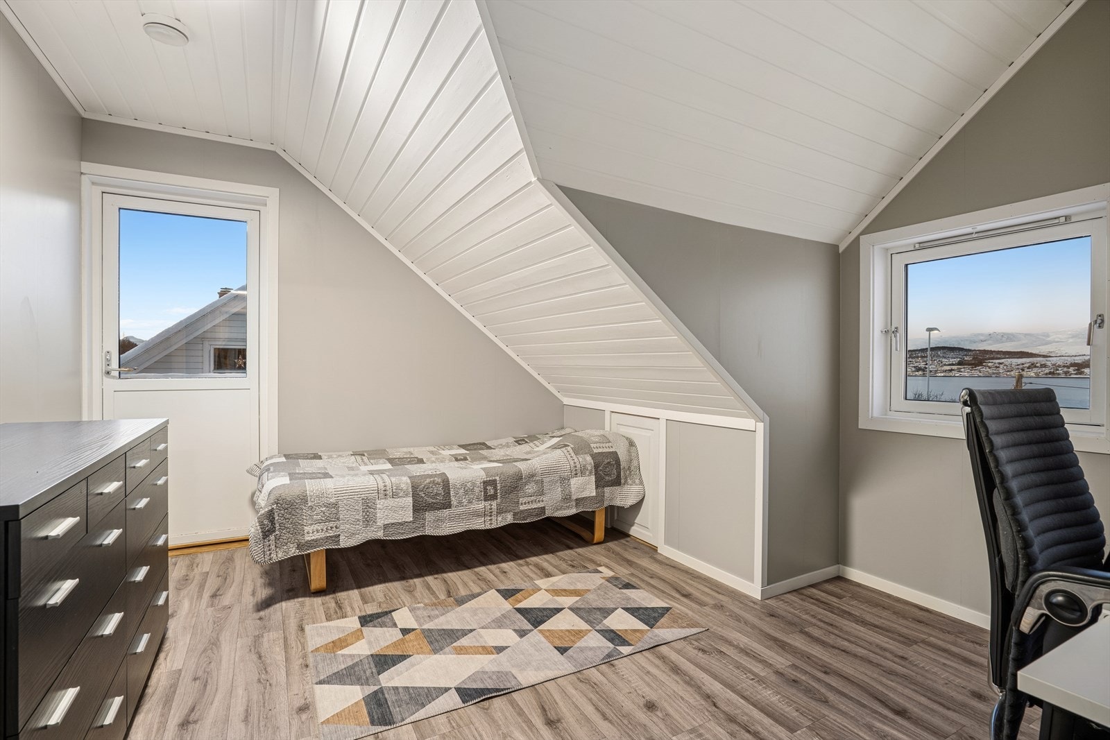 Soverom - Sør, høyre side. Her er også utgang til sørvendt balkong hvor du kan nyte utsikt og sol fra tidlig morgen Galleribilde