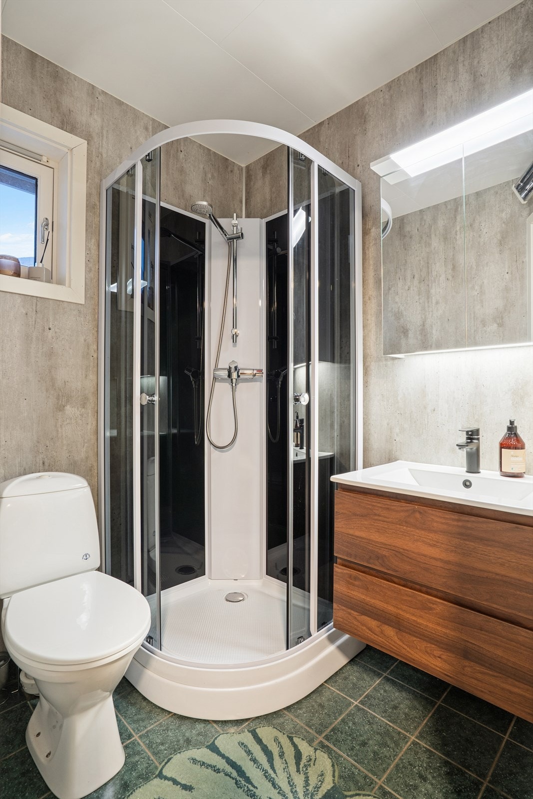 Badet i 1.etg. er nylig modernisert og utstyrt med dusj, wc og servant med skuffer og speilskap Galleribilde