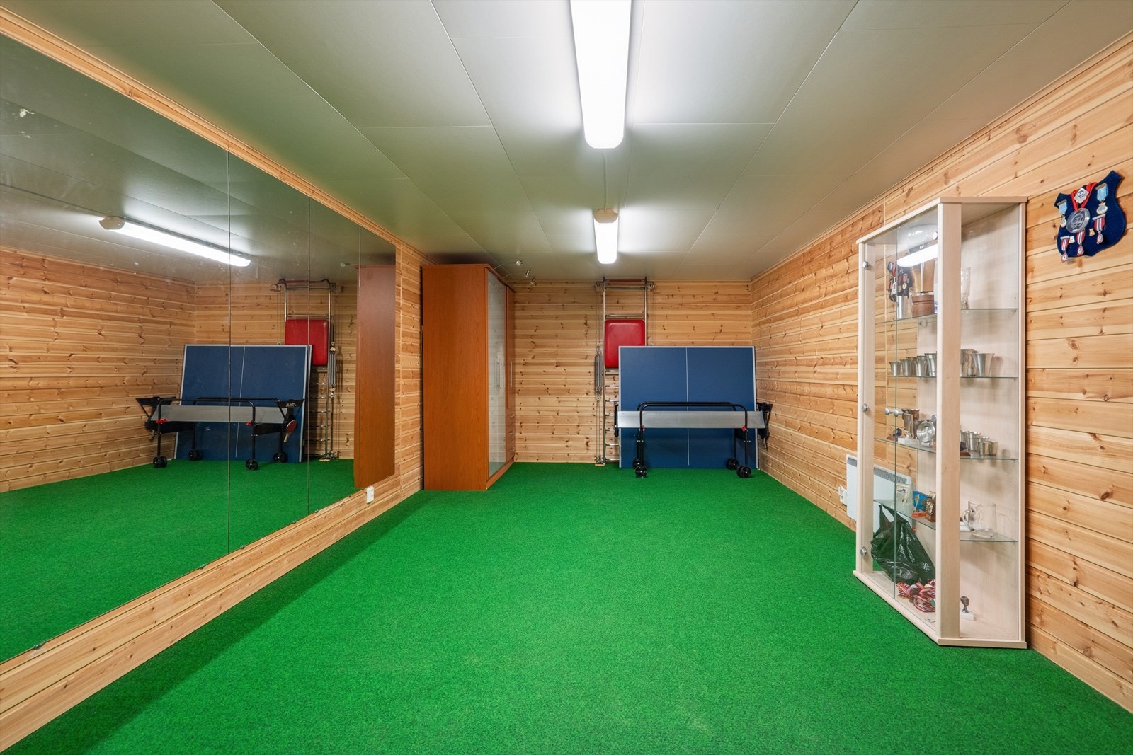 Stort hobby-/aktivitetsrom i u.etg. til garasje. I tillegg er det en stor uinnredet bod med store gode hyller Galleribilde