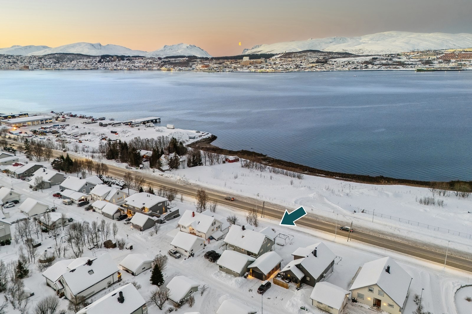 Sentral beliggenhet i Kroken-Sør, mellom Lunheim og Kroken. Kort avstand til flotte turområder i fjæra Galleribilde