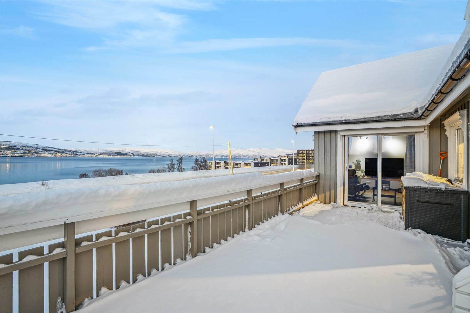 Stor veranda med fantastisk utsikt og svært gode solforhold Galleribilde