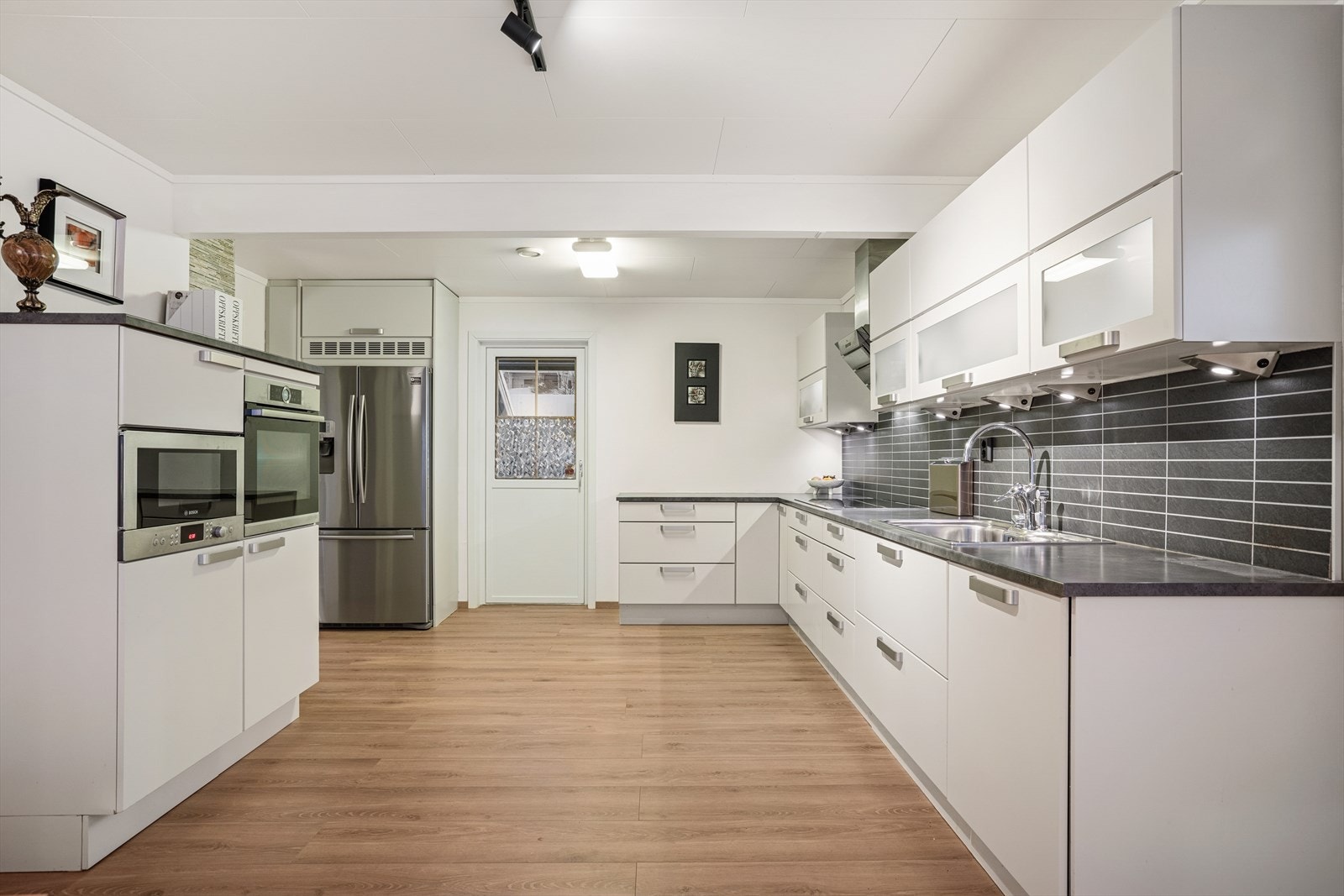 Kjøkken har også utgang til overbygget markterrasse mot øst Galleribilde