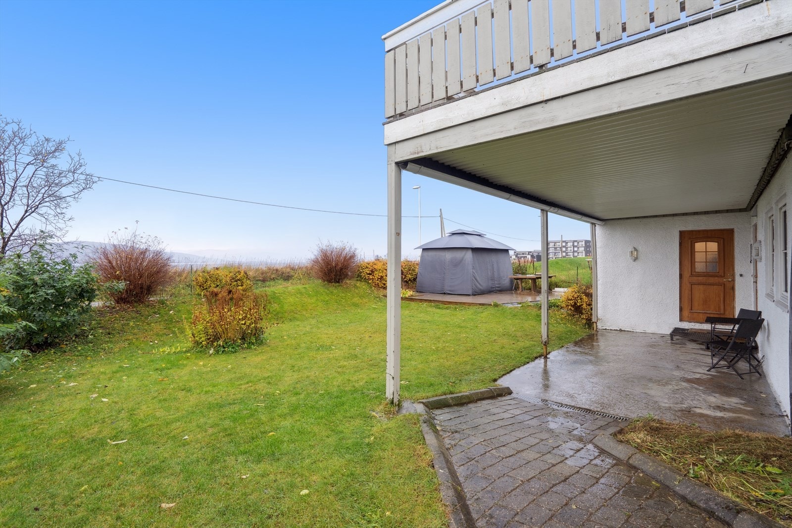 Begge leilighetene i u.etg. har egne innganger som også er overbygget Galleribilde