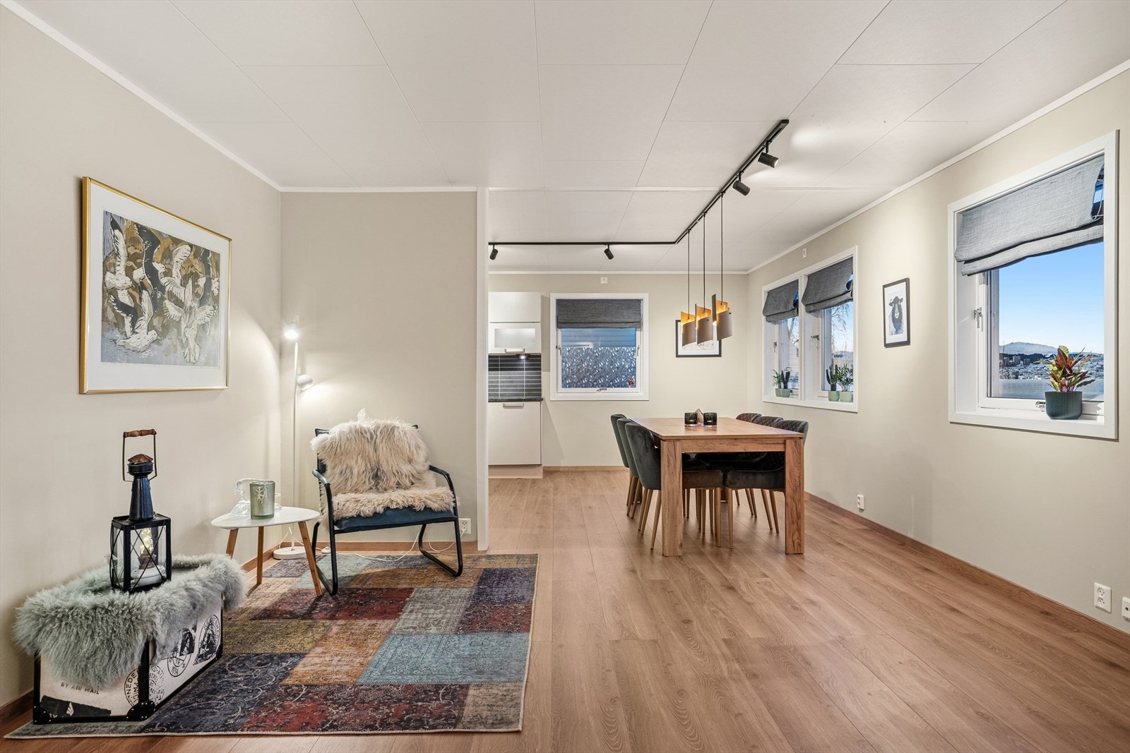 Stor spisestue med plass til stort spisebord mellom stue og kjøkken. Mulighet for vedfyring Galleribilde