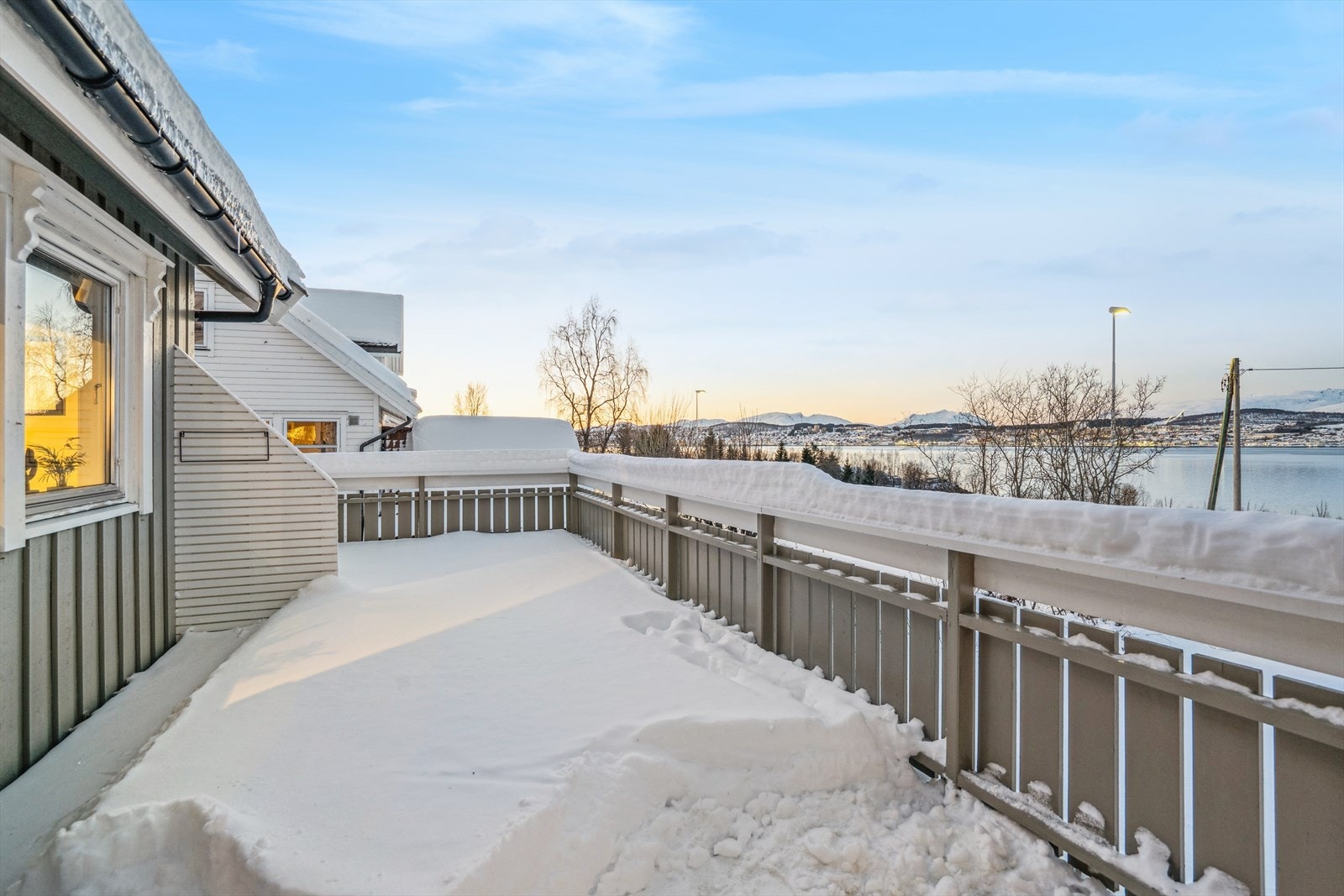 Stor veranda med fantastisk utsikt og svært gode solforhold Galleribilde