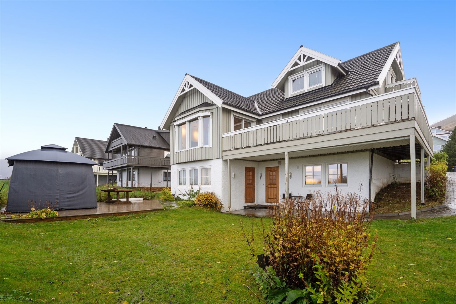 Tomten er pent opparbeidet med stor plen på nersiden av boligen. Her er også etablert en stor markterrasse Galleribilde
