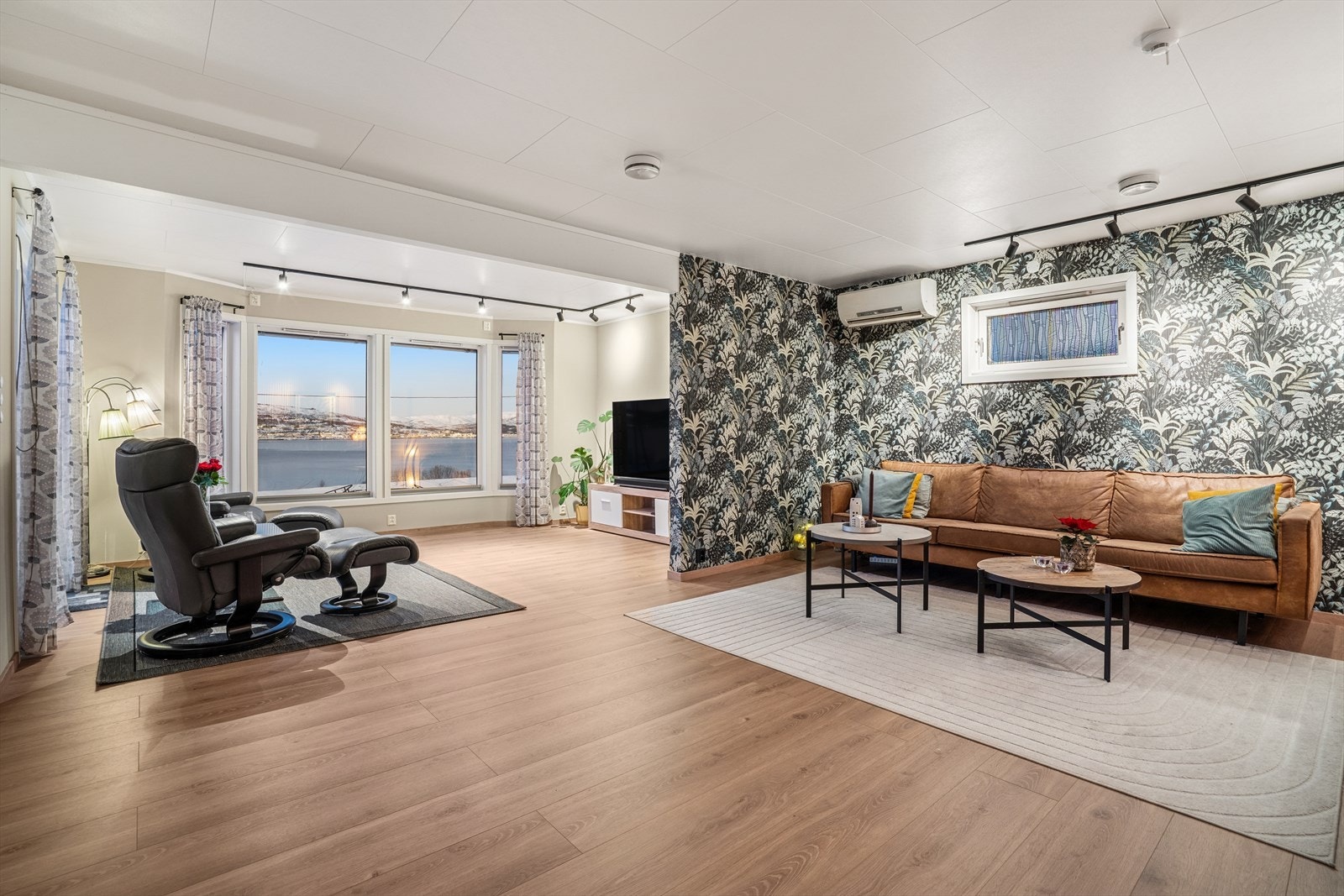 Stor stue med nydelig utsikt over deler av Tromsøya og Tromsøysundet Galleribilde