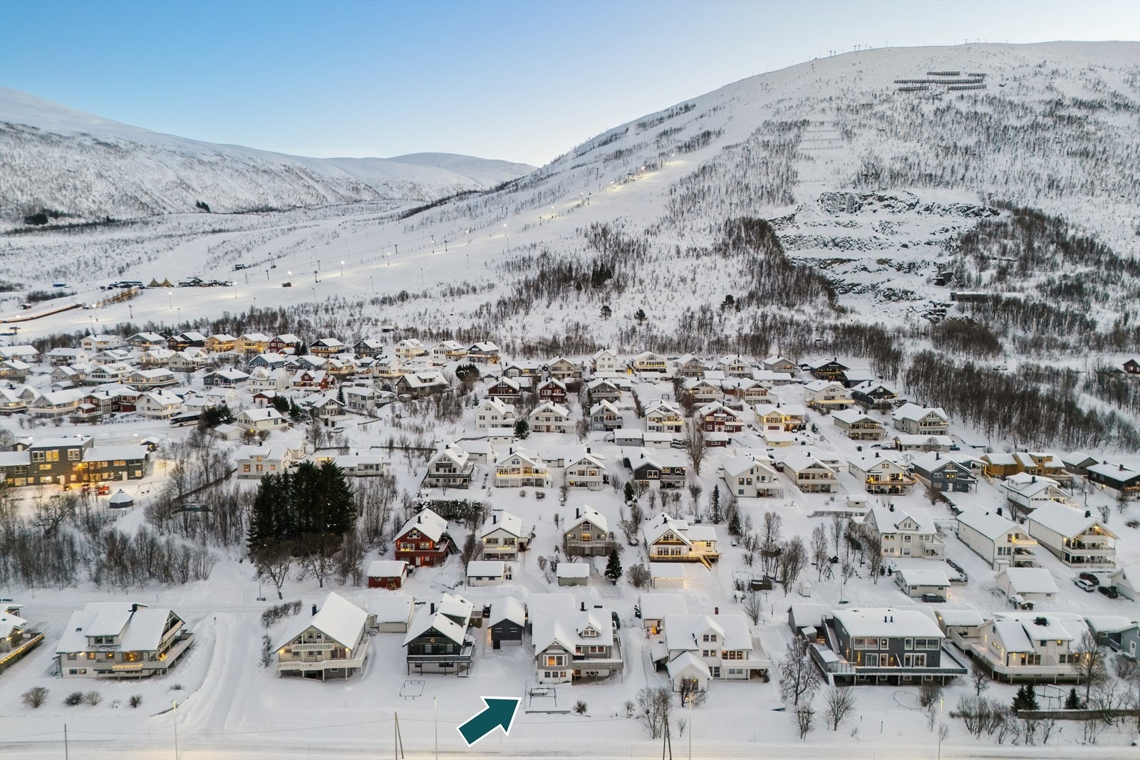 Området er svært barne- og familievennlig med umiddelbar nærhet til barnehage og kort avstand til flere barnehager, skoler, nærbutikk og ikke minst flotte turområder og skianlegg Galleribilde