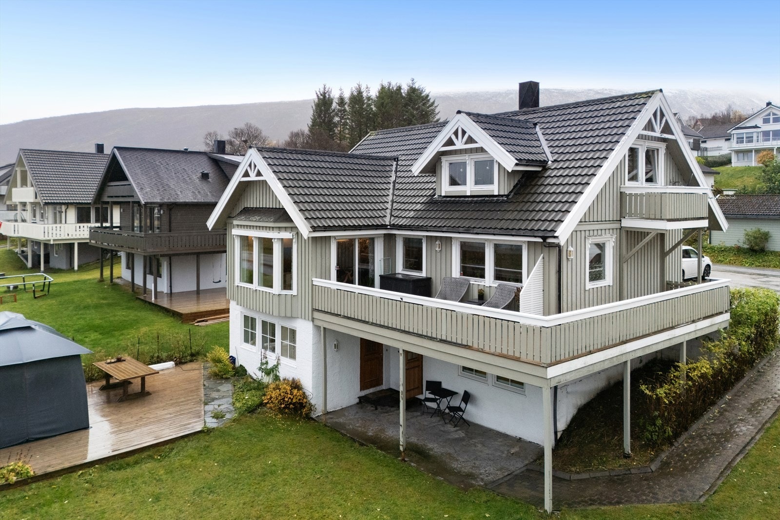 Stor enebolig over 3 plan med 2 godkjente 2-roms leiligheter i u.etg. Galleribilde