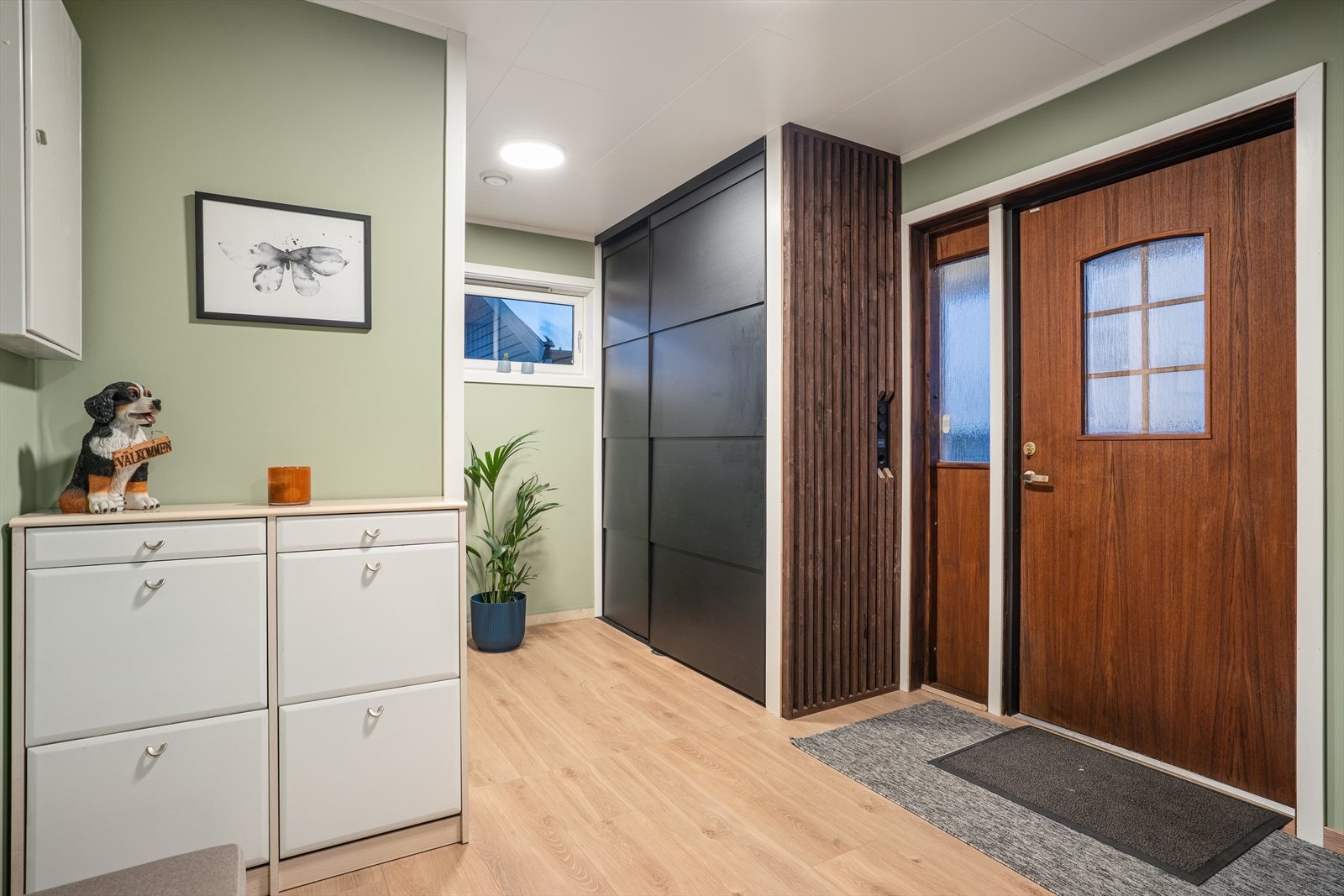 Romslig gang med stor garderobe Galleribilde