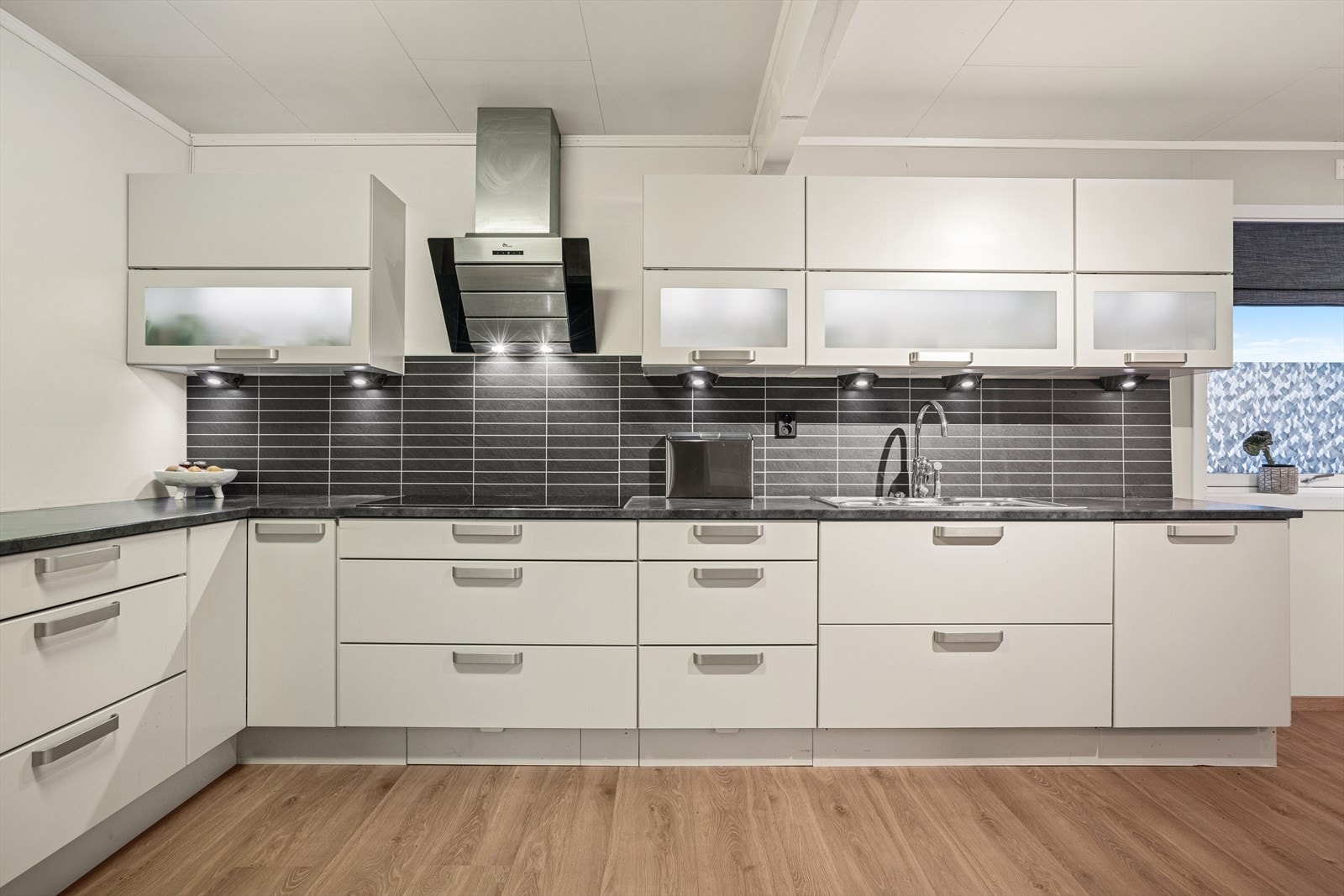 Kjøkkeninnredningen er moderne og innholdsrik med rikelig med skuffer Galleribilde