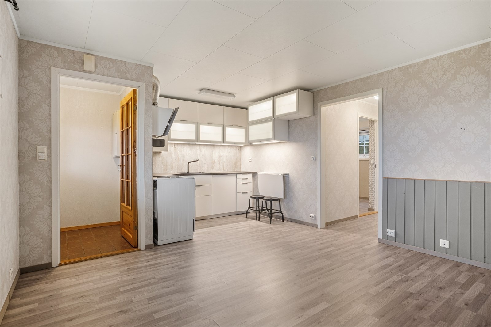 Leil. u.etg. sør: Stue, kjøkken og gang Galleribilde