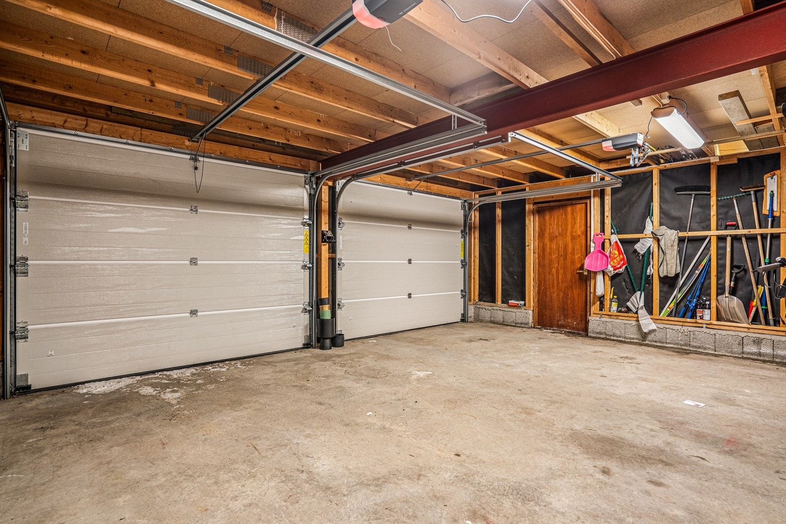 Garasje med plass til 2 biler. Utstyrt med aluminiums garasjeporter og elektrisk portåpner. Trappestige fra garasje til stort loft Galleribilde