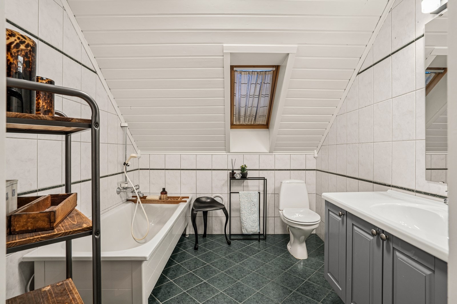 Badet i 2.etg. er utstyrt med badekar, wc og servant med underskap og speilskap Galleribilde