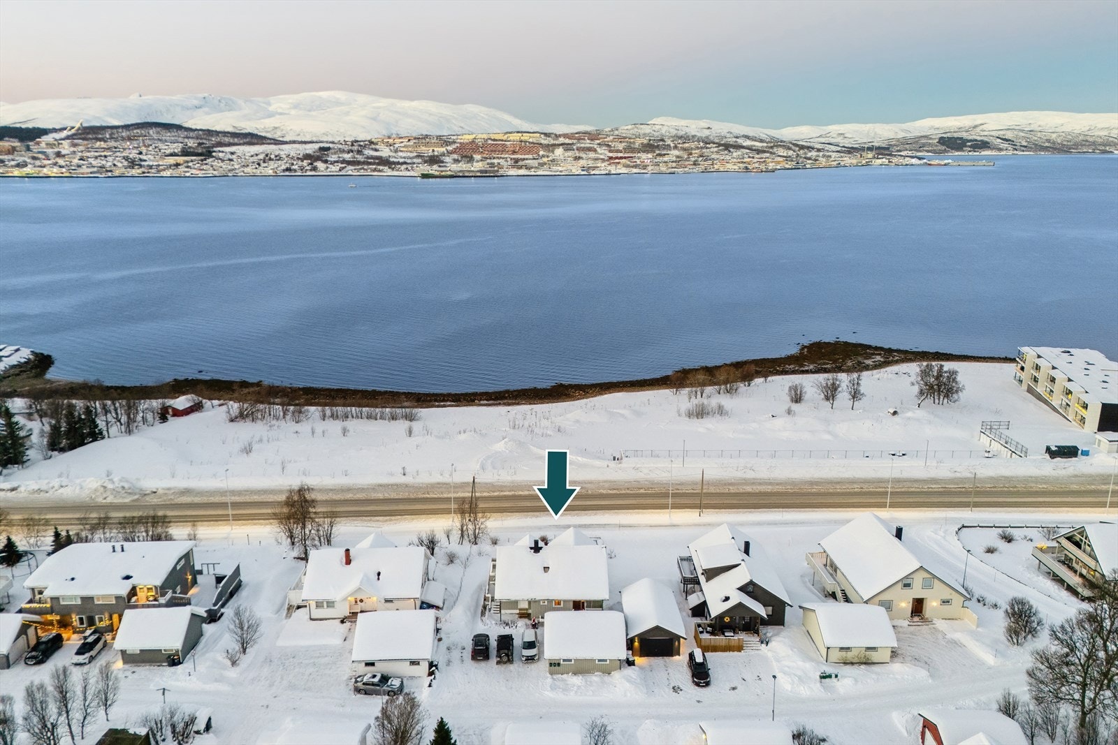 Sentral beliggenhet i Kroken-Sør, mellom Lunheim og Kroken. Kort avstand til flotte turområder i fjæra Galleribilde