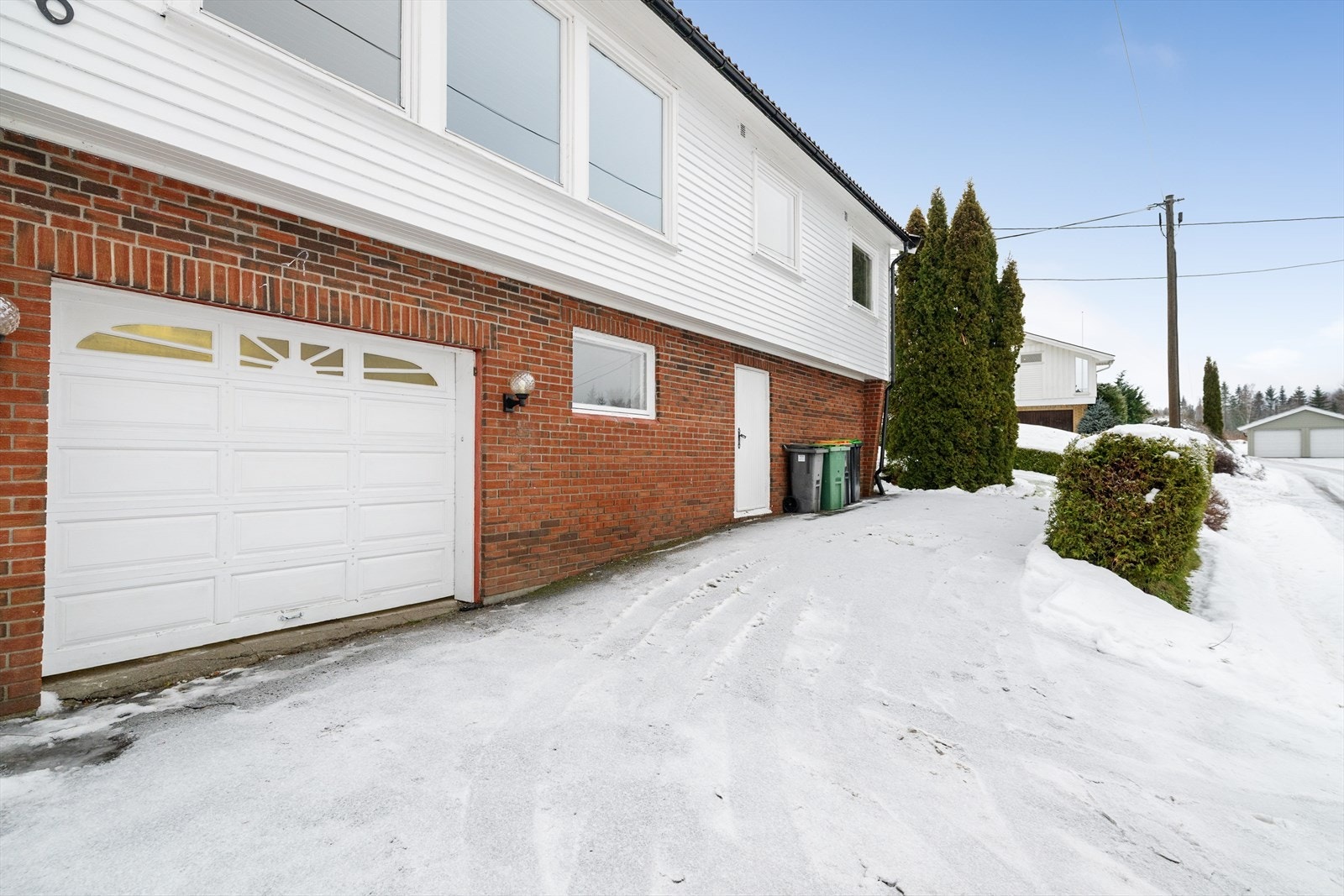 Det er asfaltert gårdsplass og parkering i tilliggende garasje. Galleribilde