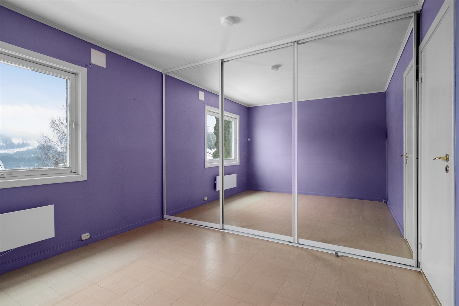 Skyvedørsgarderobe med speildører for klesbeholdningen. Galleribilde