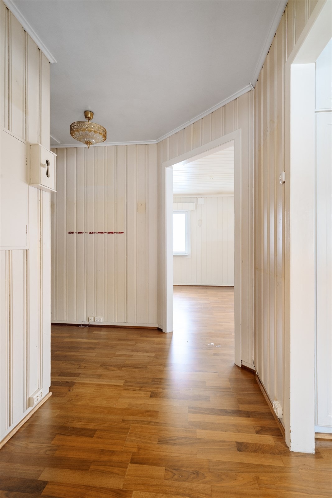 Boligen har stedvis behov for utbedringer og oppgraderinger. Her har du en gyllen mulighet å skape deg din drømmebolig! Galleribilde