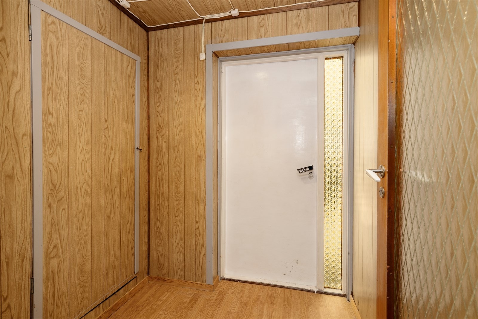 Fra entre er det inngang til romslig bod med lagringsplass. Galleribilde