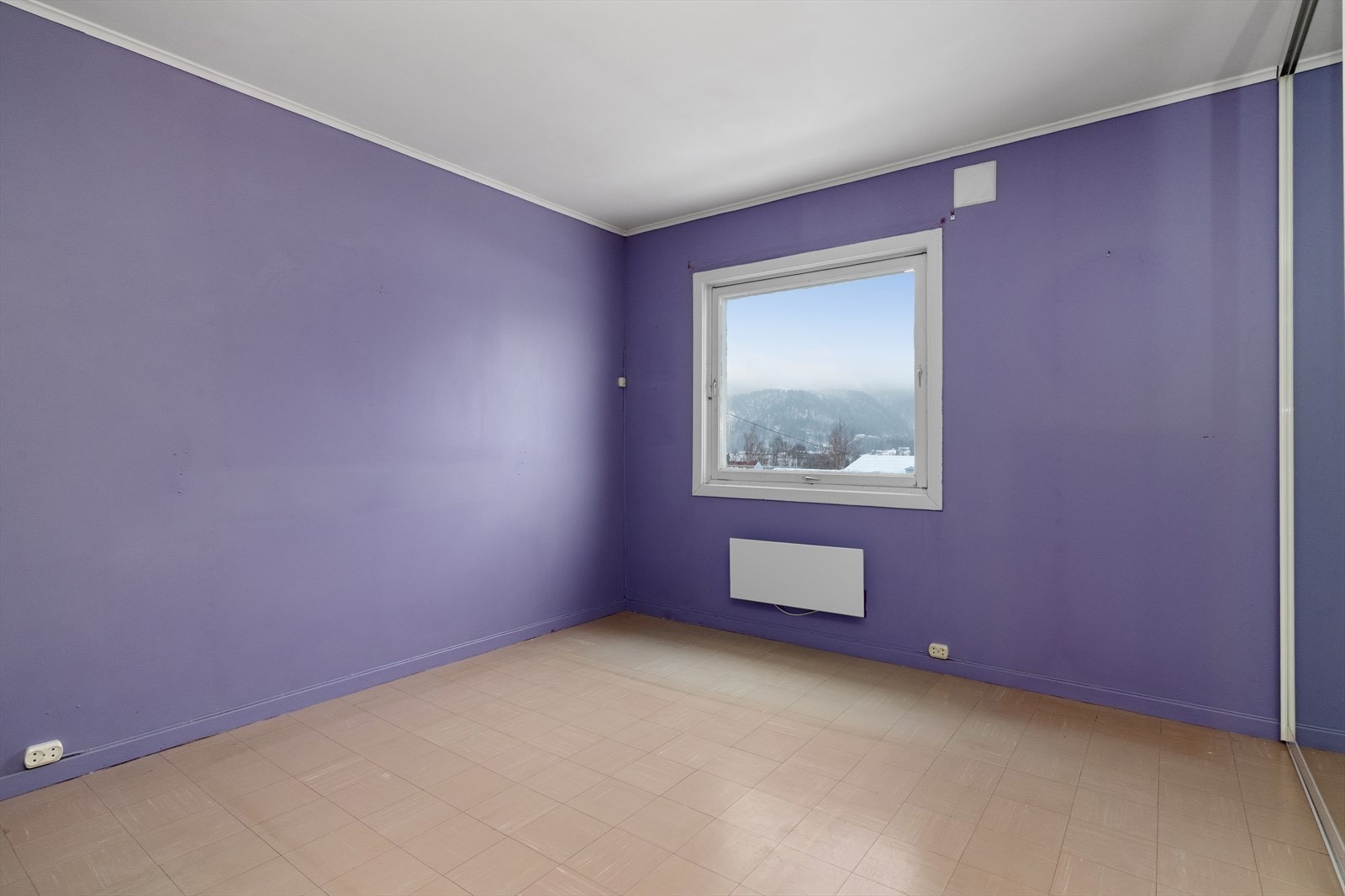 Soverommet er av god størrelse, og innehar skyvedørsgarderobe med speildører. Galleribilde