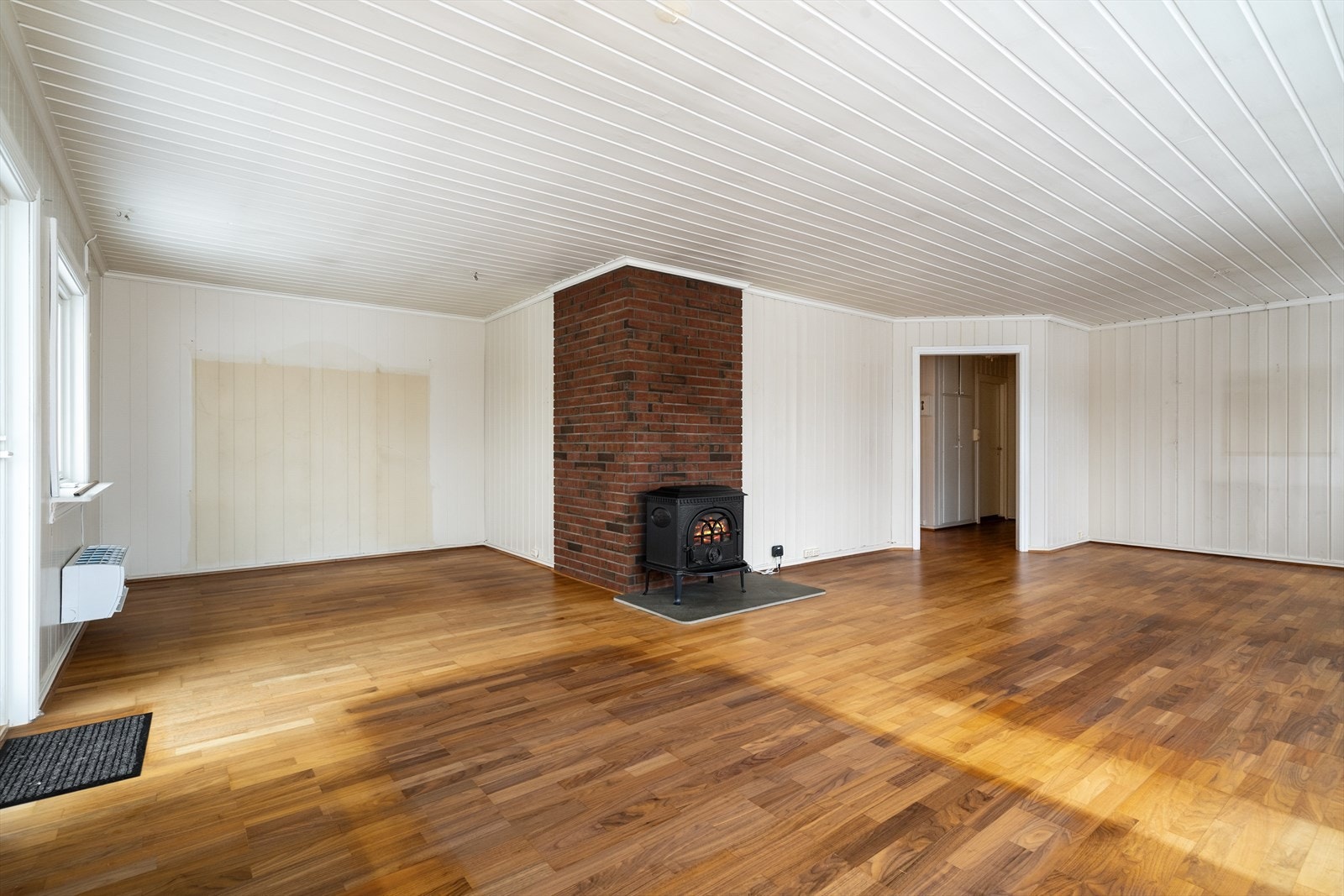 Boligen har en romslig vinkelstue med plass til både sofagruppe og spisestue. Galleribilde