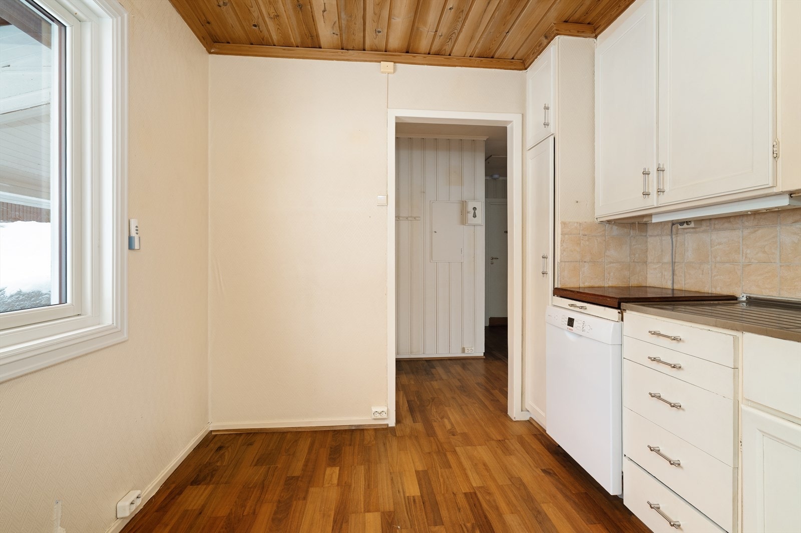 Kjøkkenet har plass til kjøkkenbord langs vegg, og det er opplegg for oppvaskmaskin. Galleribilde