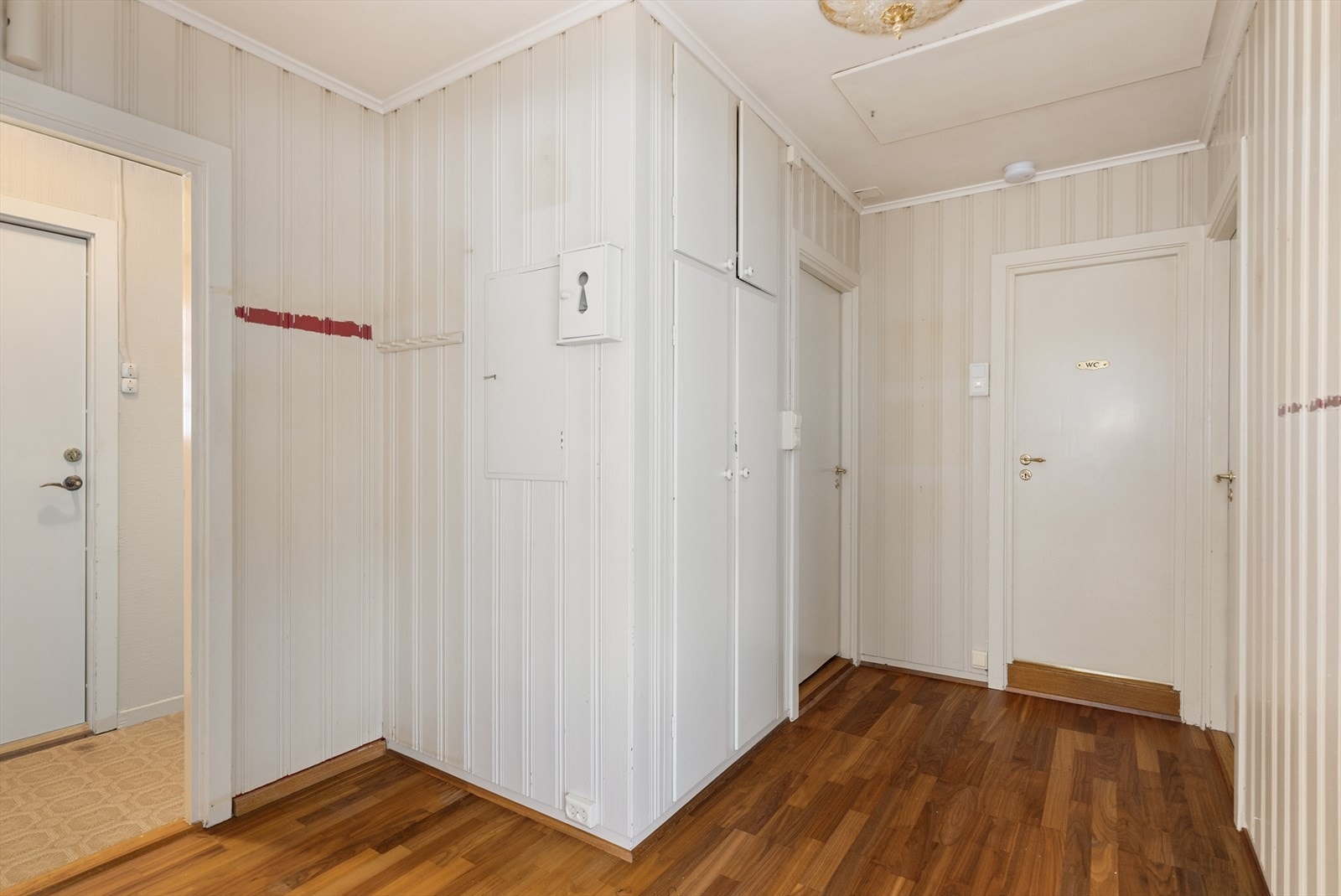 Mellomgang med flere plassbygde skap. Galleribilde