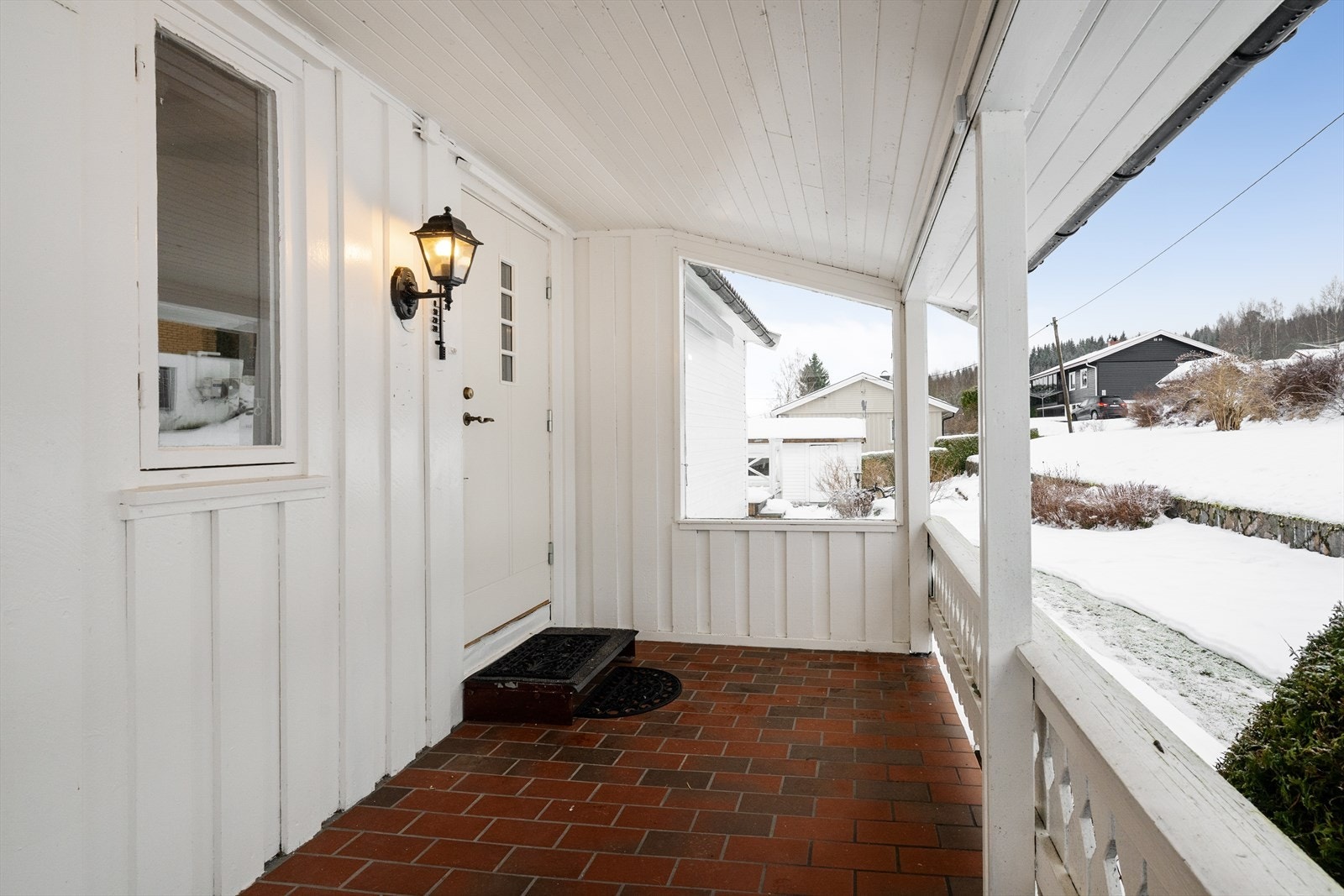 Boligen har et hyggelig, overbygget inngangsparti med plass for en liten sittegruppe, blomster eller lykter. Galleribilde