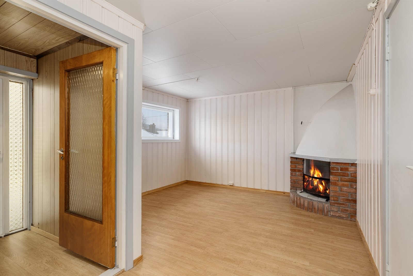 Del av entre i underetasje, og del av kjellerstue (tidligere boder) er innredet og omgjort uten at dette er søkt om og uten at nødvendig godkjennelse er gitt av kommunen. Galleribilde