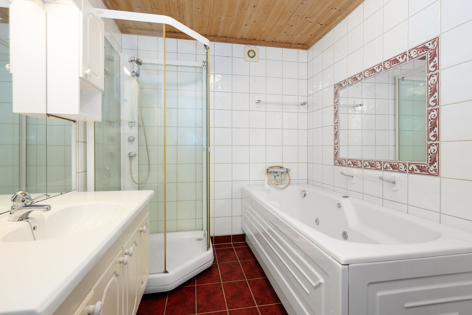 Helfliset bad med varmekabler i gulv. Galleribilde