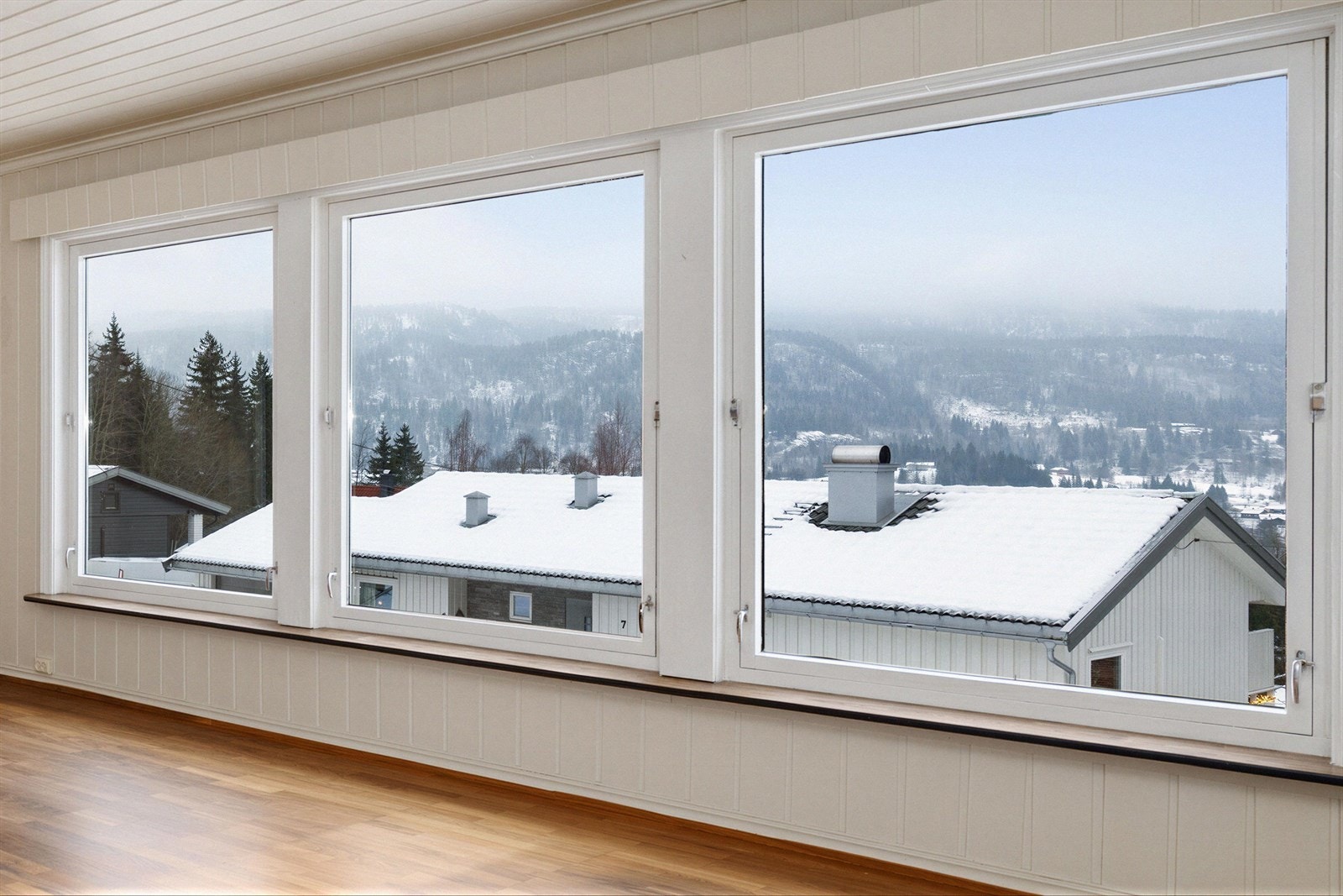 Nydelig utsikt fra store vindusflater. Galleribilde