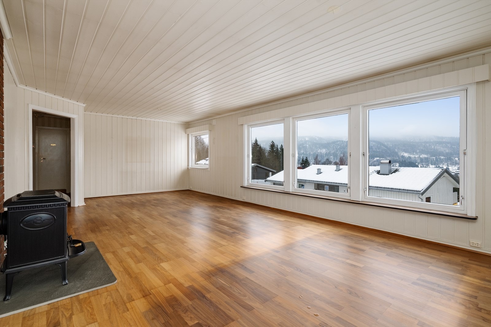 En del av stuen er opprinnelig soverom, og kan med enkle grep tilbakeføres om ønskelig. Galleribilde