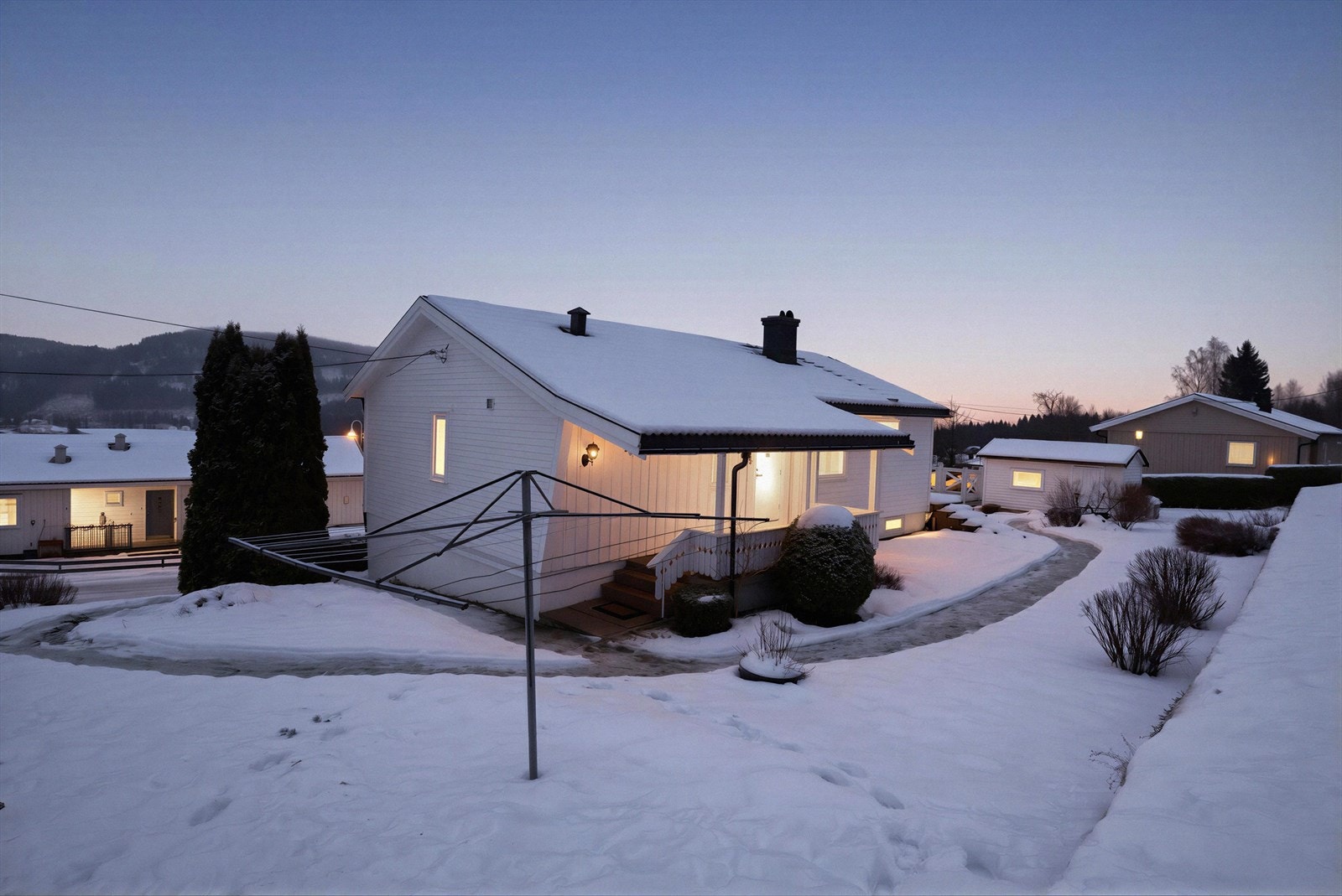 Det er gangavstand til sentrum, og kort vei til Midtbygda barneskole, Siljan ungdomsskole og diverse barnehager. (Bildet er redigert, faktiske lysforhold kan variere.) Galleribilde