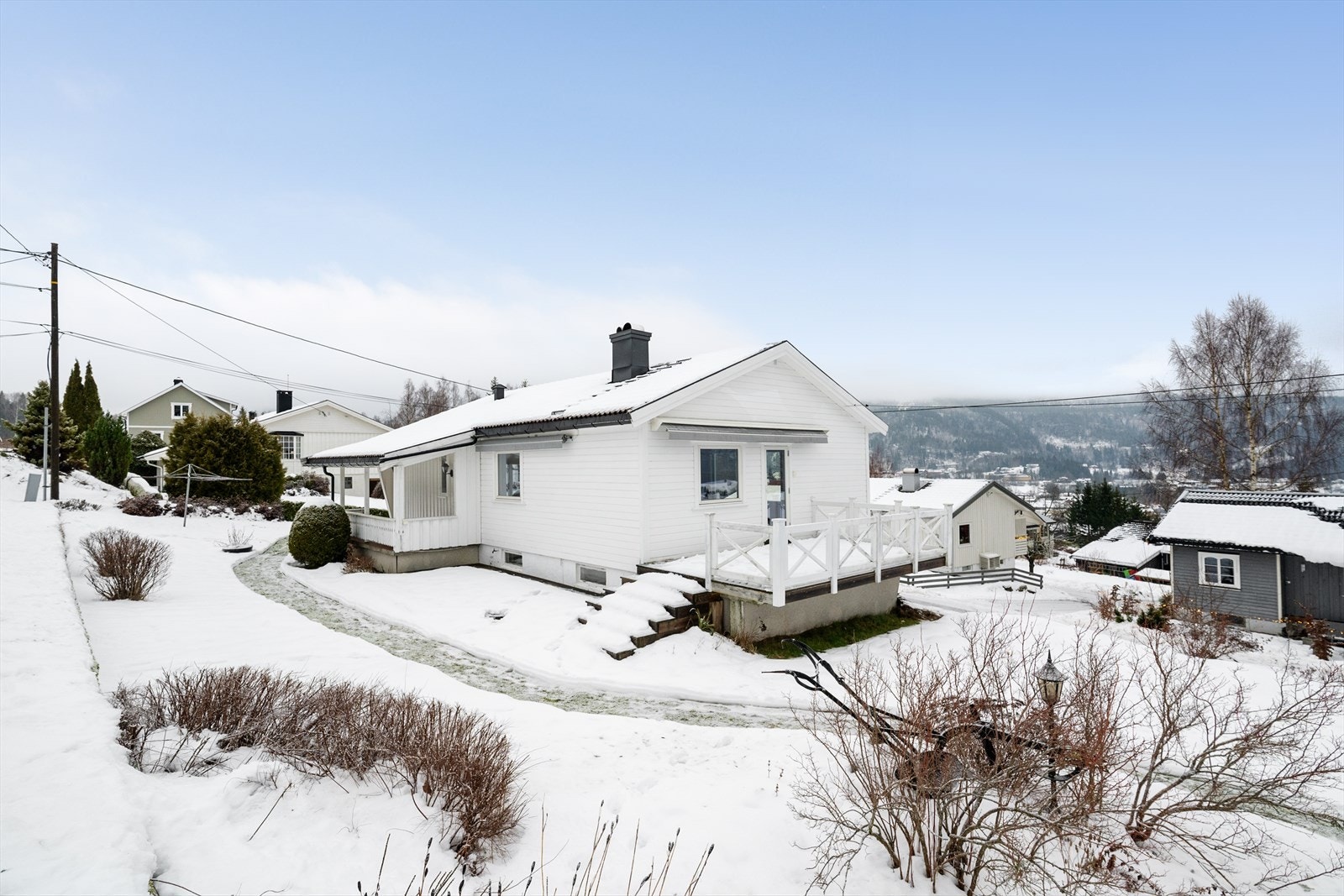 Terrassen har fin utsikt og nedgang til hagen. Det er montert markise på terrassen for solskjerming ved behov. Galleribilde