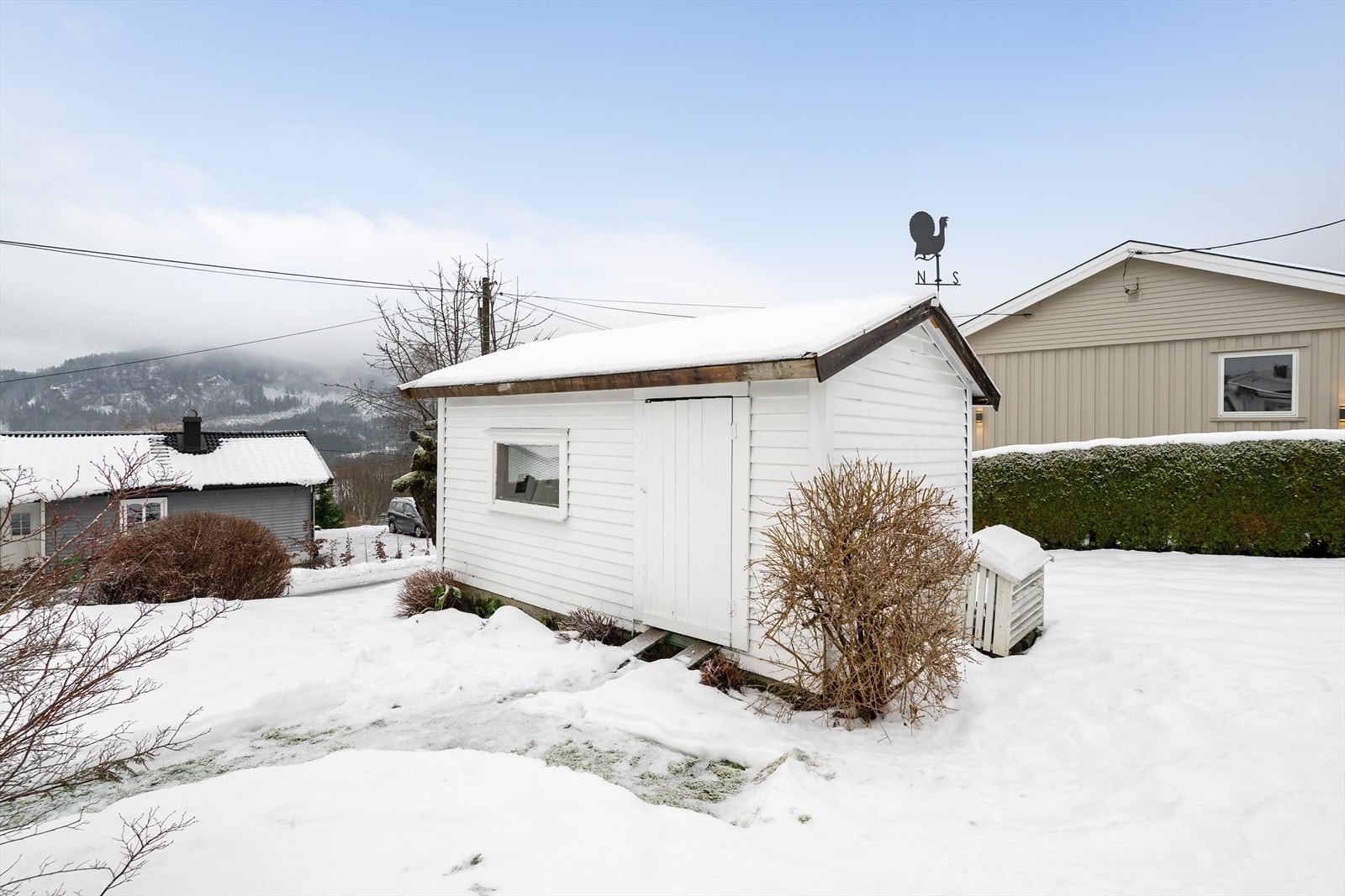 I tillegg til boligen er det oppført utebod på eiendommen. Galleribilde
