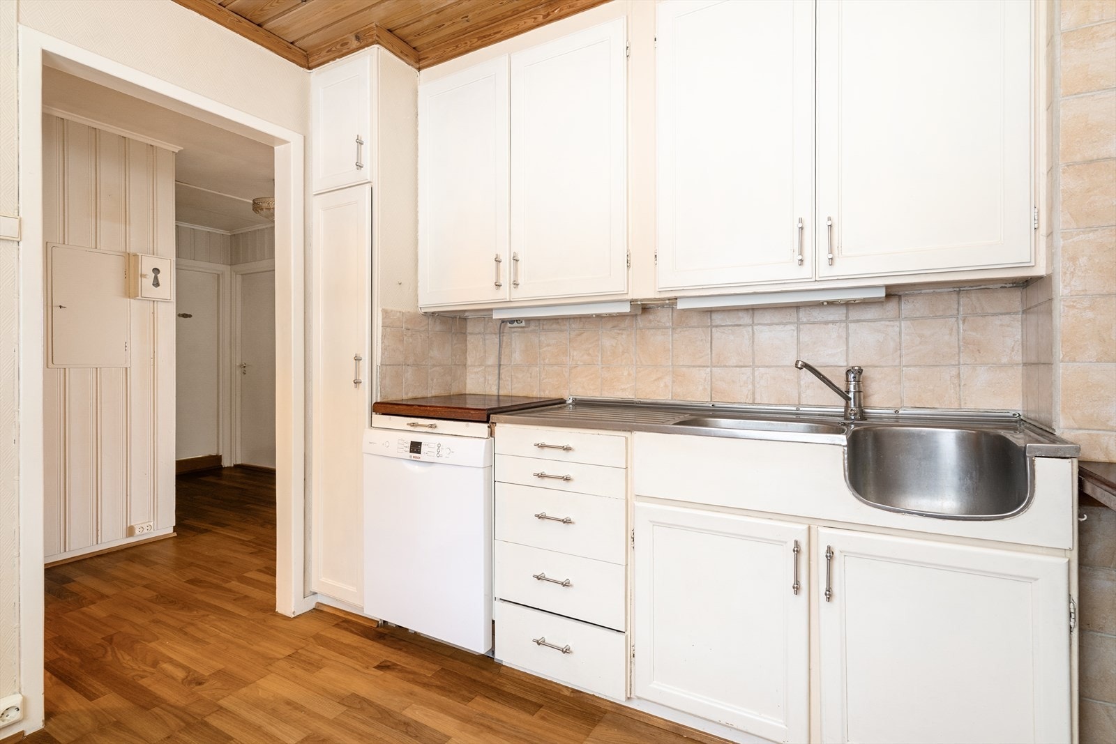 Kjøkken med god skapplass. Galleribilde