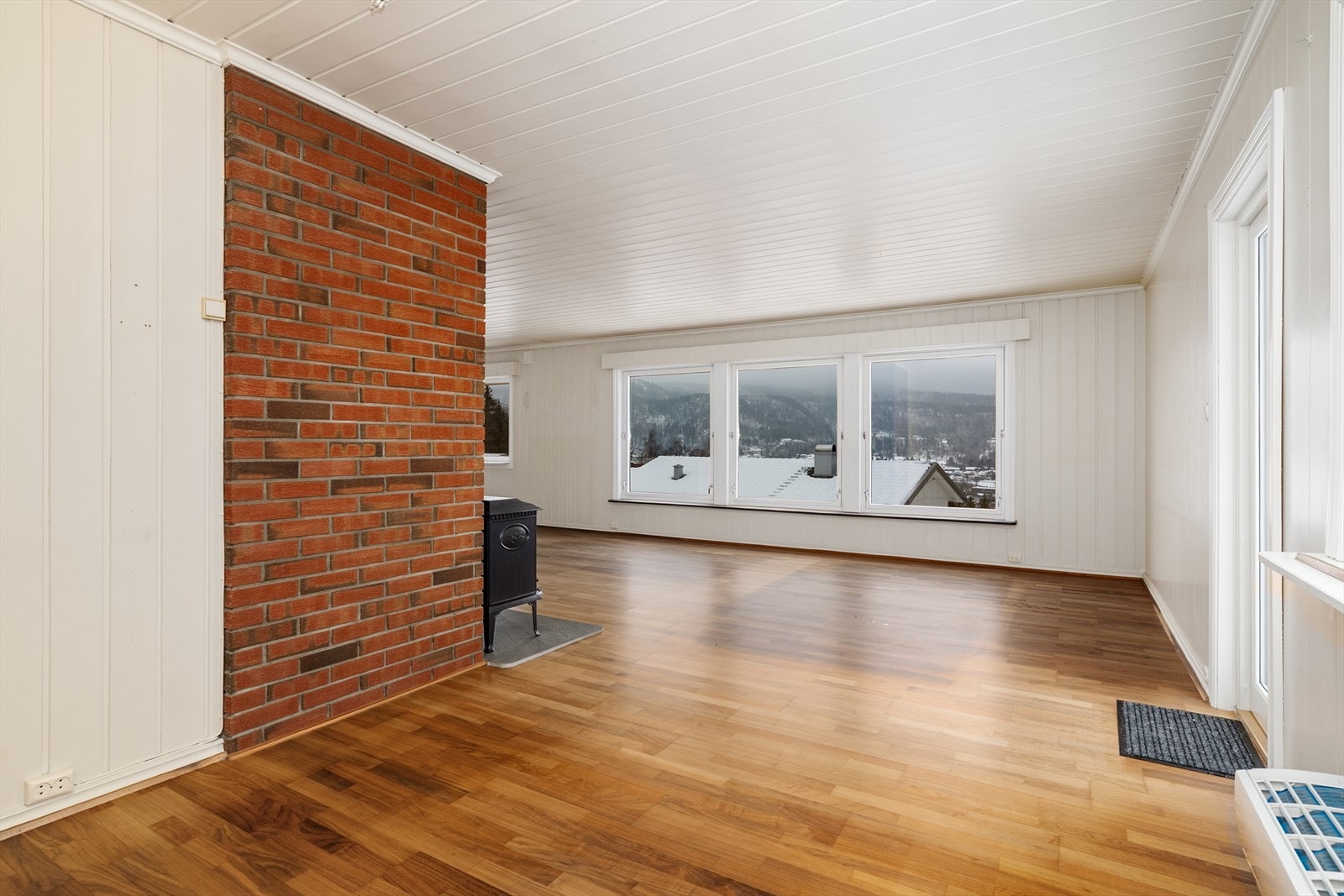 Vinduene slipper rikelig med naturlig lys inn og det er flott utsikt over nærområdene. Galleribilde