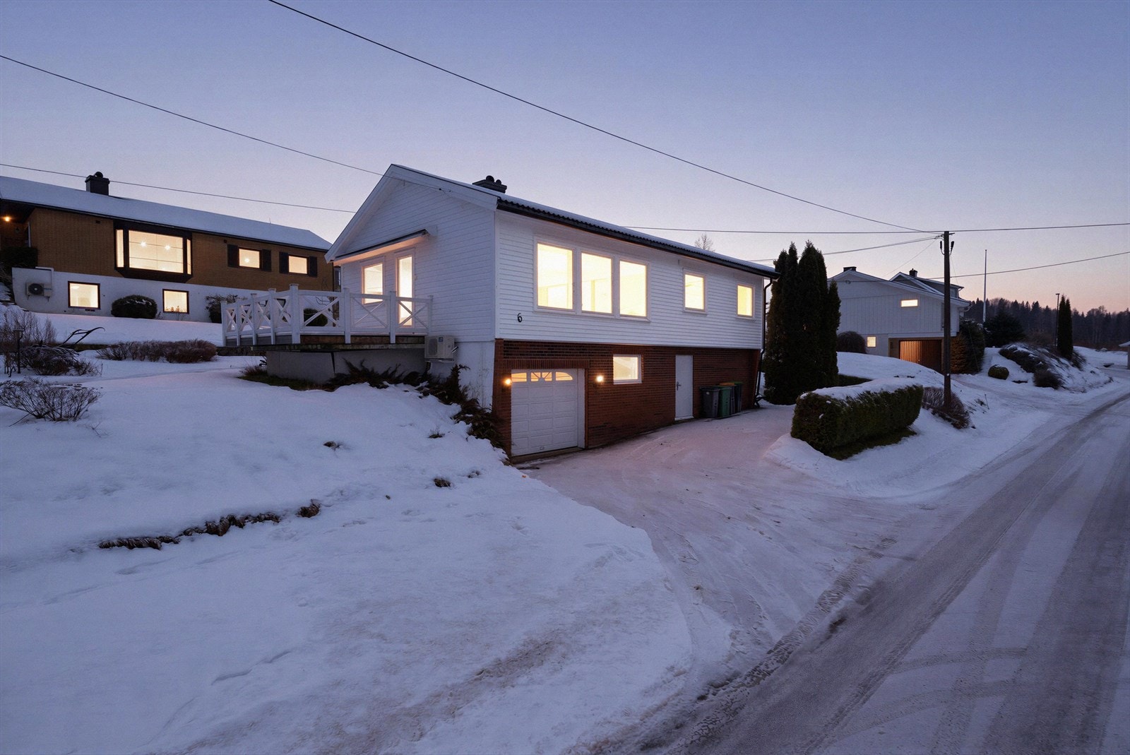 Solid enebolig med garasje, beliggende i landlige omgivelser på Thorshaug, like utenfor Siljan sentrum. (Bildet er redigert, faktiske lysforhold kan variere.) Galleribilde