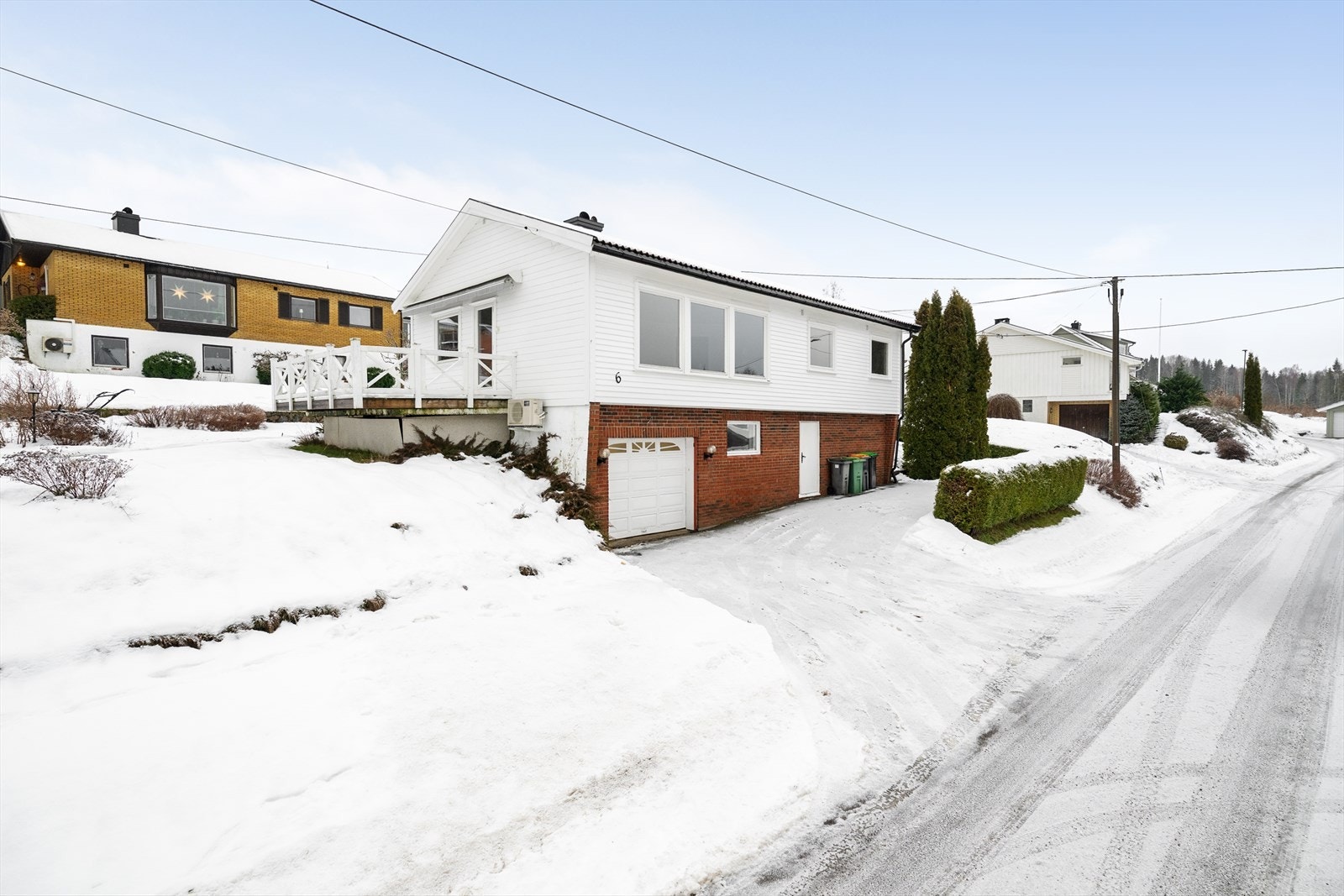 Thorshaugvegen 6 har fin beliggenhet i landlige omgivelser på Thorshaug, med gangavstand til sentrum som kan tilby dagligvareforretninger, bensinstasjon og øvrige tilbud. Galleribilde