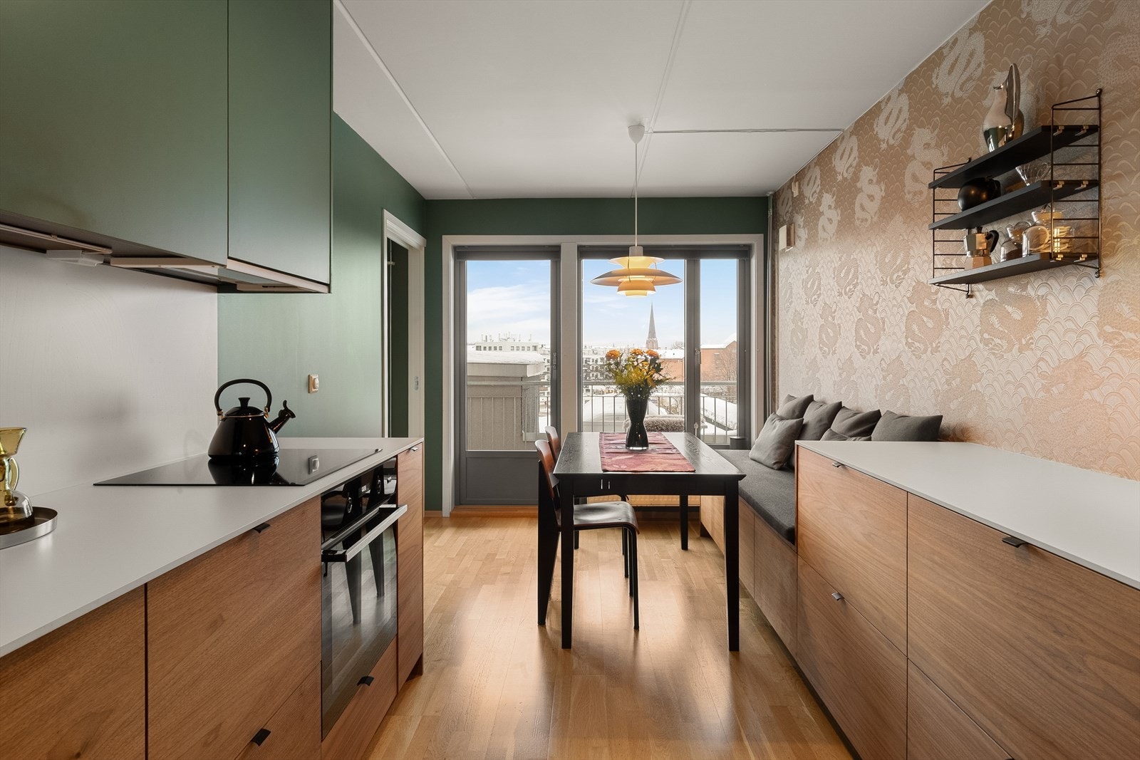 Boligen har en langstrakt planløsning og byr på dedikerte soner. Her har man et lekkert kjøkken som ble satt inn i 2019. Galleribilde