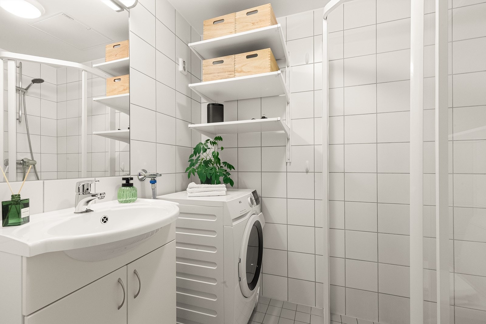 Mulighet for tørketrommel. Servant med oppbevaring. Galleribilde