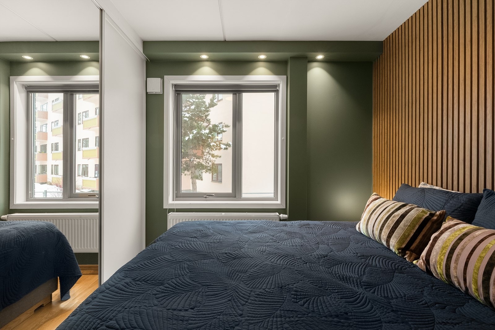 Tidløse farger, og akkustikkvegg. Galleribilde